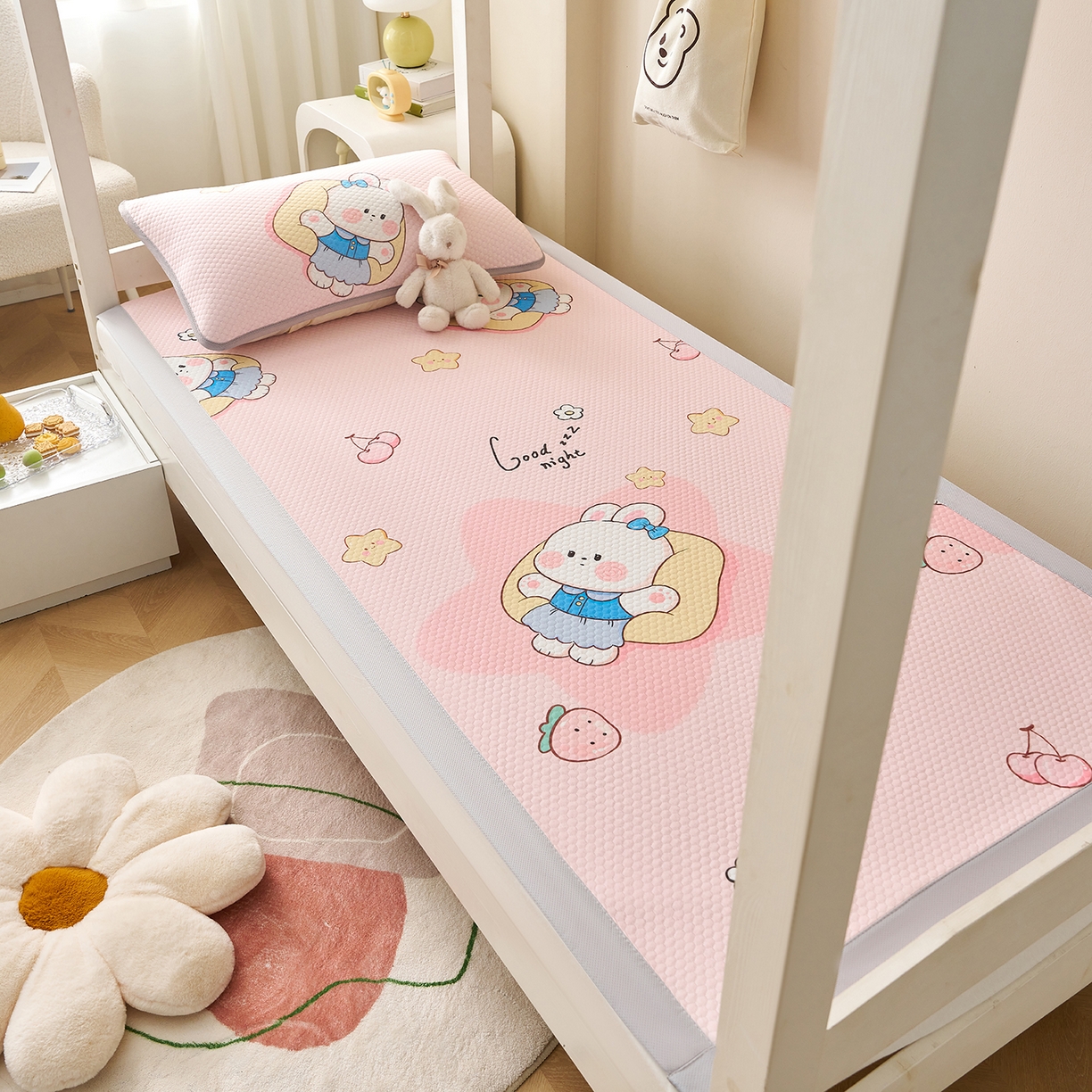 91家纺网 家纺一手货源 找家纺 奇丝雅 2026新款夏季A类印花冰豆豆凉席三明治透气网冰丝凉席可机洗学生宿舍上下铺学生床 兔宝贝