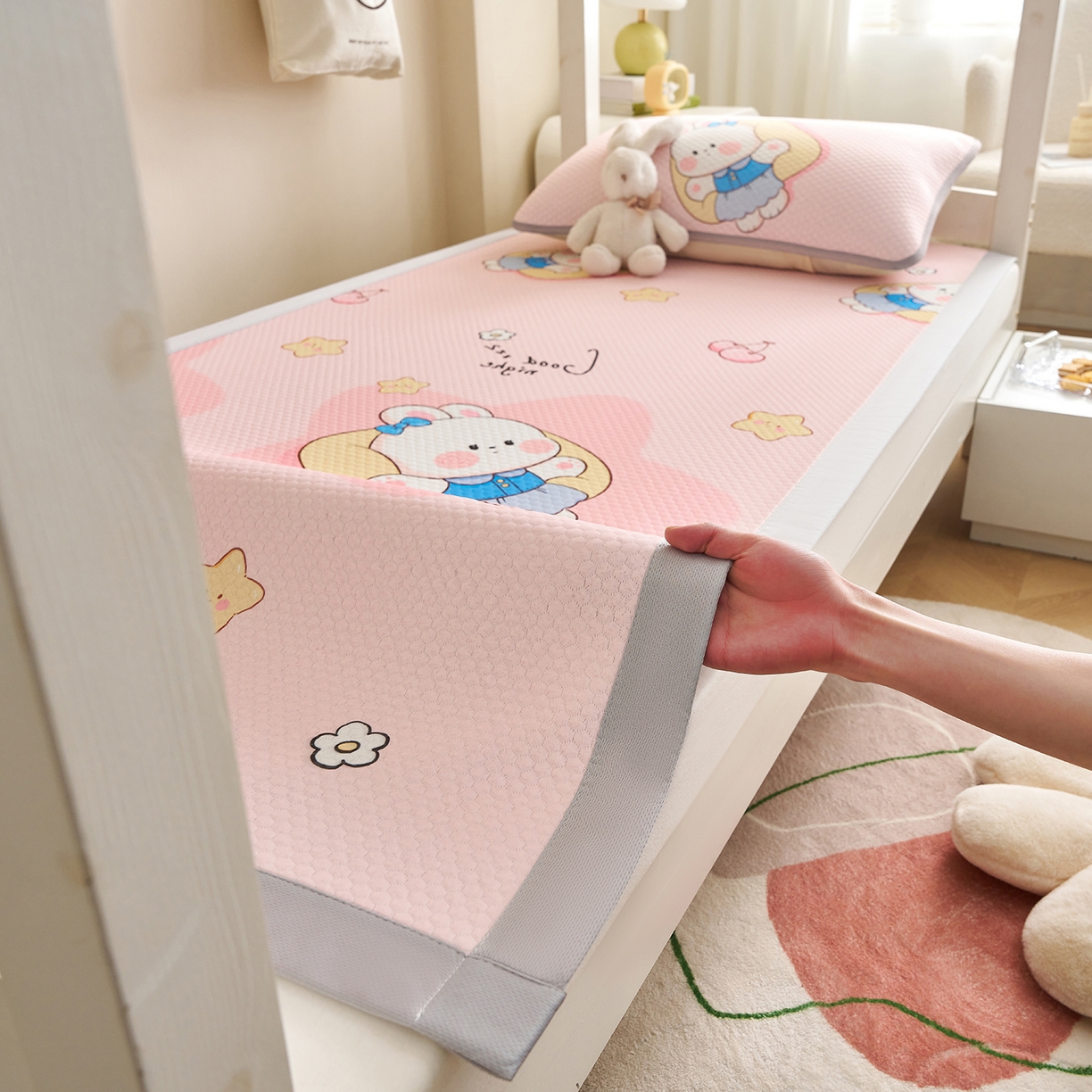 91家纺网 家纺一手货源 找家纺 奇丝雅 2026新款夏季A类印花冰豆豆凉席三明治透气网冰丝凉席可机洗学生宿舍上下铺学生床 兔宝贝