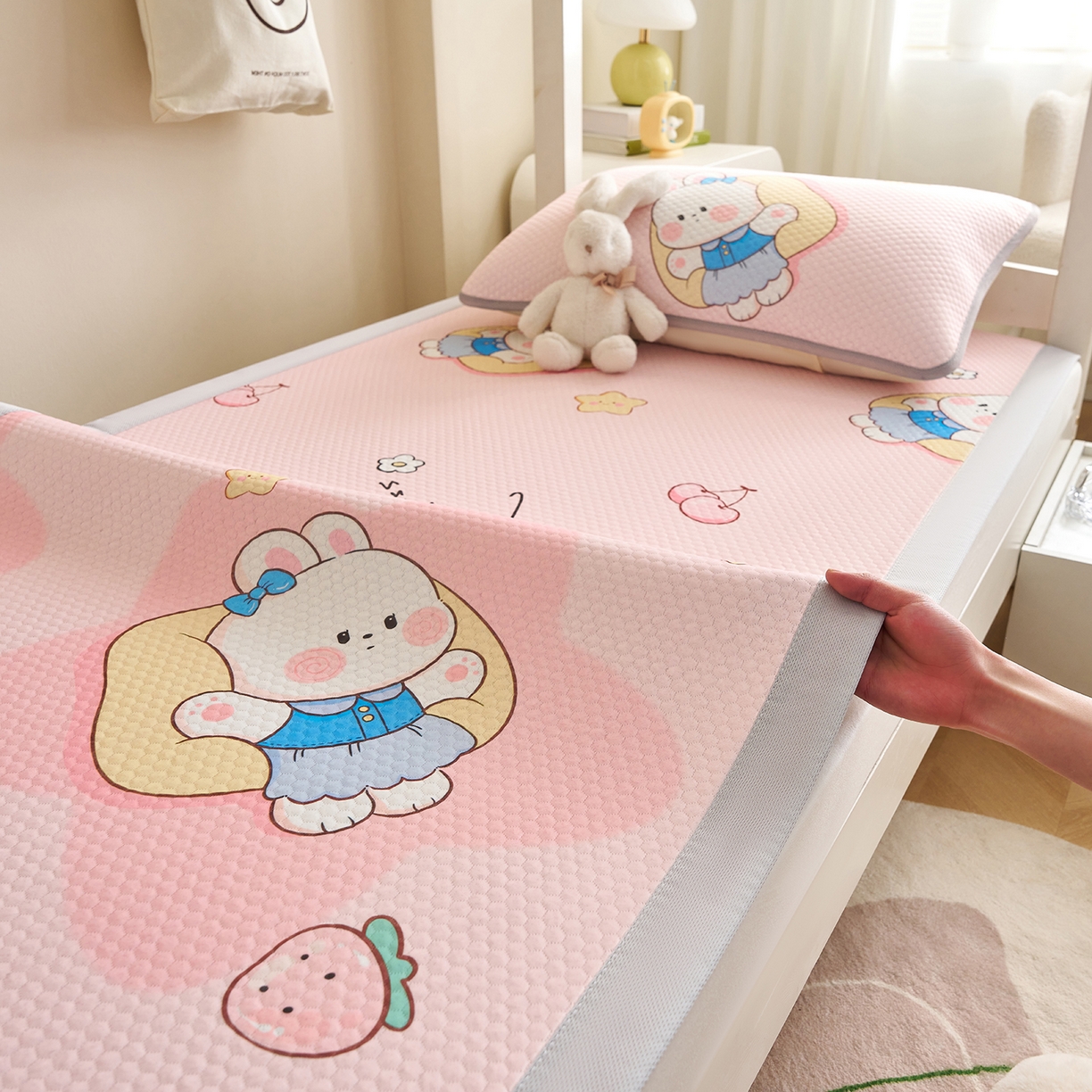 91家纺网 家纺一手货源 找家纺 奇丝雅 2026新款夏季A类印花冰豆豆凉席三明治透气网冰丝凉席可机洗学生宿舍上下铺学生床 兔宝贝