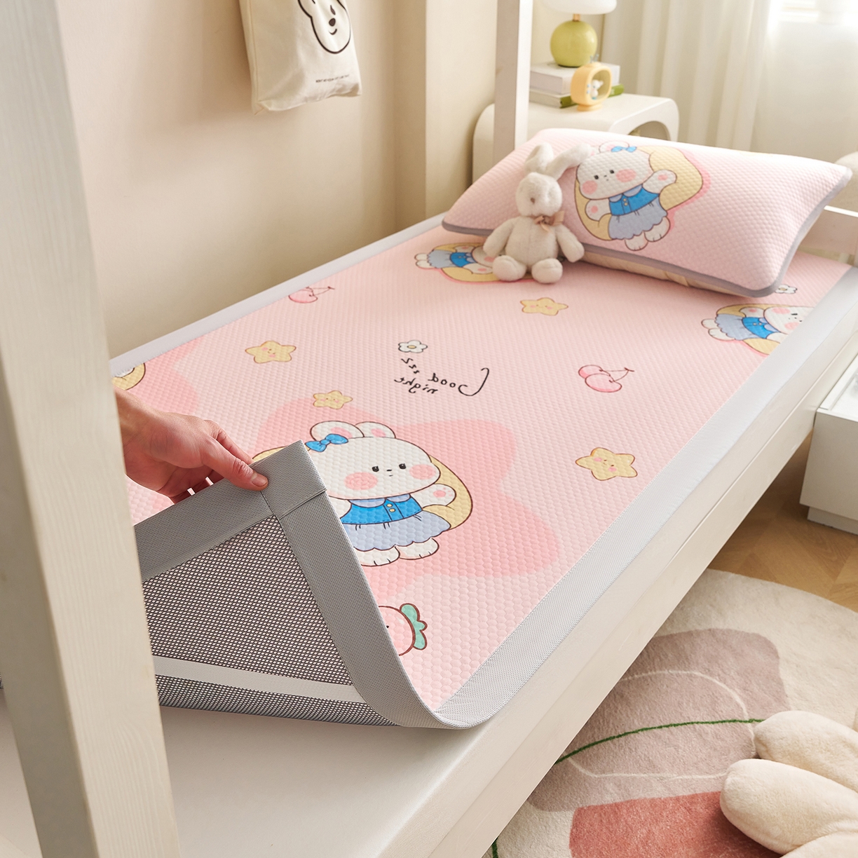 91家纺网 家纺一手货源 找家纺 奇丝雅 2026新款夏季A类印花冰豆豆凉席三明治透气网冰丝凉席可机洗学生宿舍上下铺学生床 兔宝贝