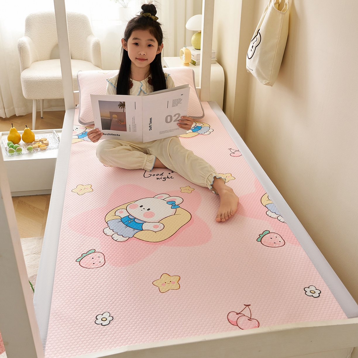 91家纺网 家纺一手货源 找家纺 奇丝雅 2026新款夏季A类印花冰豆豆凉席三明治透气网冰丝凉席可机洗学生宿舍上下铺学生床 兔宝贝