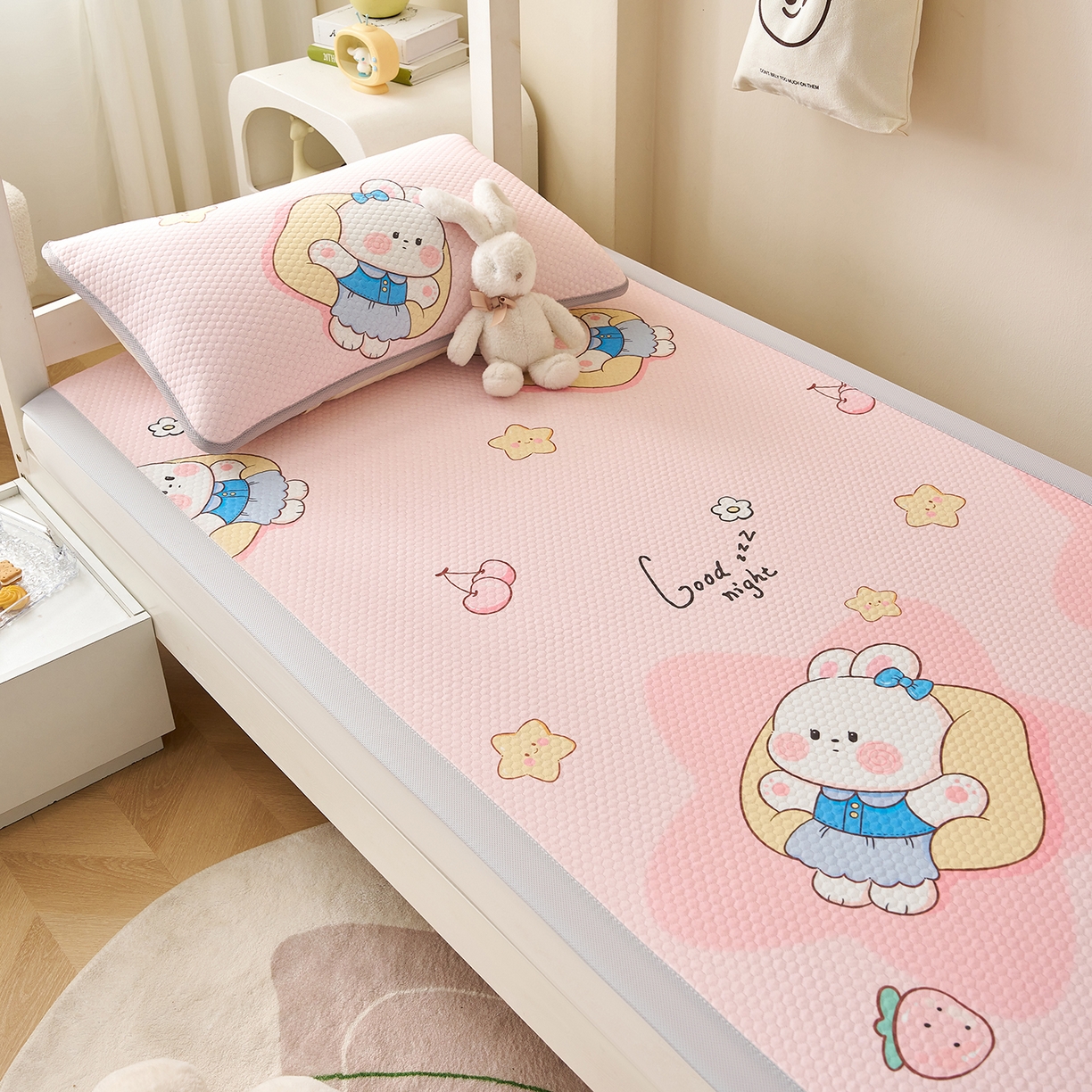 91家纺网 家纺一手货源 找家纺 奇丝雅 2026新款夏季A类印花冰豆豆凉席三明治透气网冰丝凉席可机洗学生宿舍上下铺学生床 兔宝贝