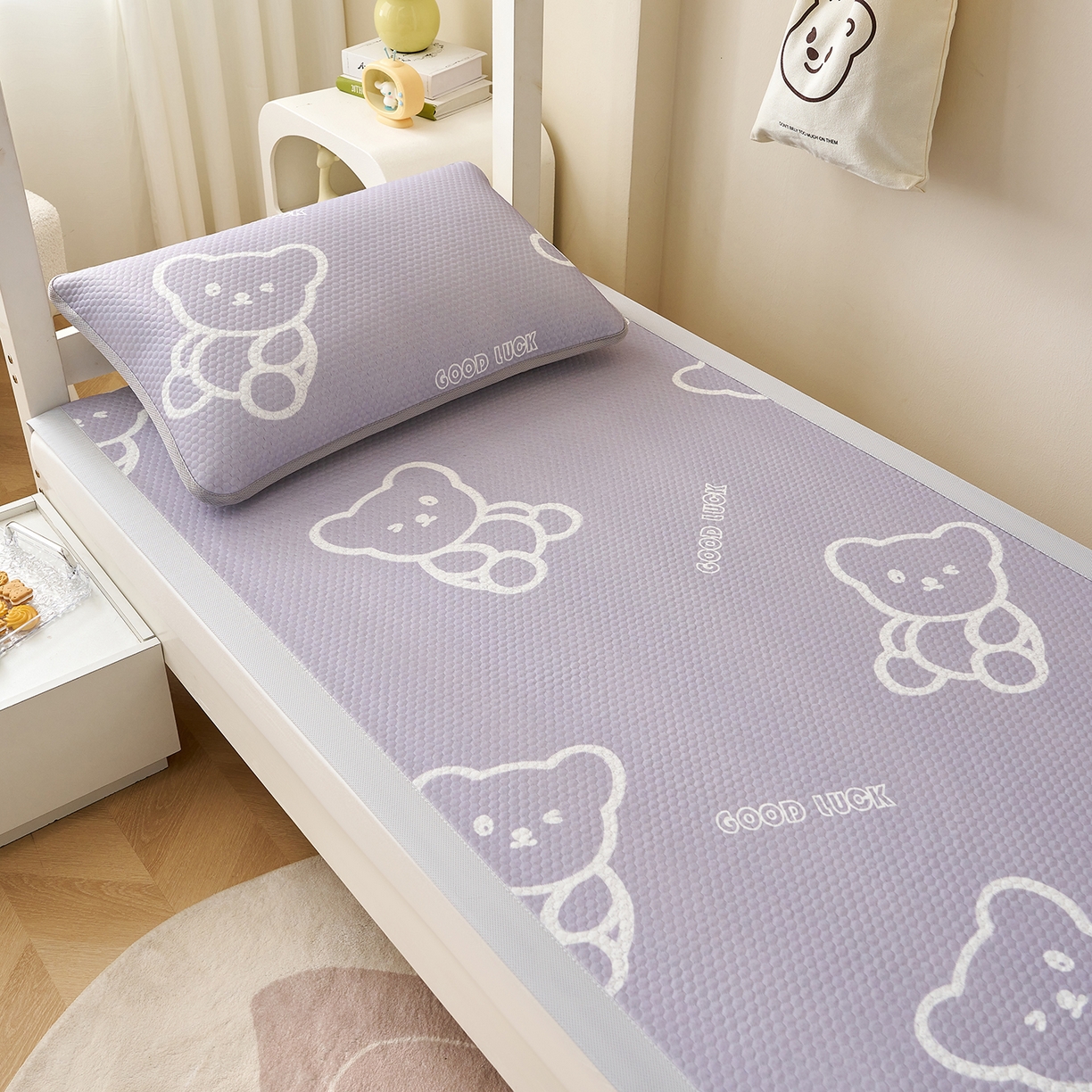 91家纺网 家纺一手货源 找家纺 奇丝雅 2026新款夏季A类印花冰豆豆凉席三明治透气网冰丝凉席可机洗学生宿舍上下铺学生床 维尼熊