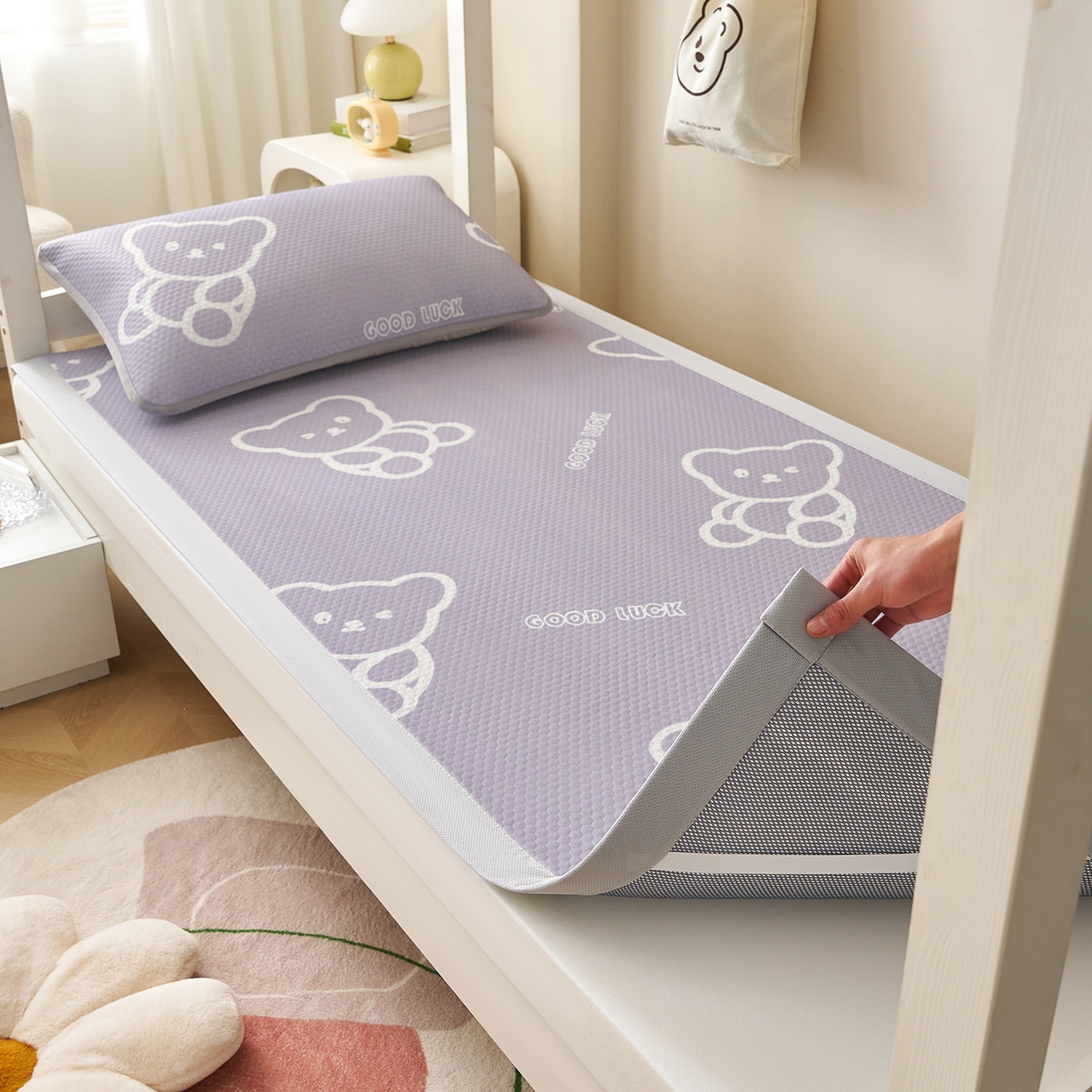 91家纺网 家纺一手货源 找家纺 奇丝雅 2026新款夏季A类印花冰豆豆凉席三明治透气网冰丝凉席可机洗学生宿舍上下铺学生床 维尼熊