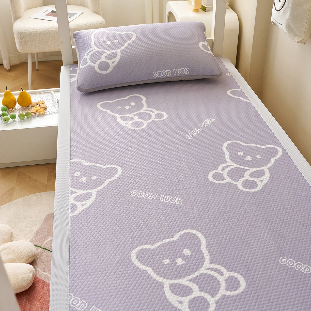 91家纺网 家纺一手货源 找家纺 奇丝雅 2026新款夏季A类印花冰豆豆凉席三明治透气网冰丝凉席可机洗学生宿舍上下铺学生床 维尼熊