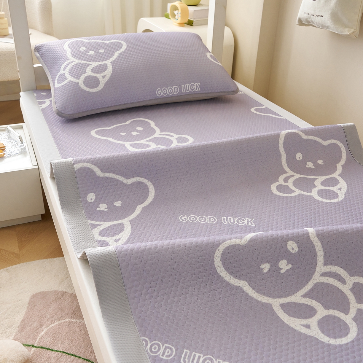 91家纺网 家纺一手货源 找家纺 奇丝雅 2026新款夏季A类印花冰豆豆凉席三明治透气网冰丝凉席可机洗学生宿舍上下铺学生床 维尼熊