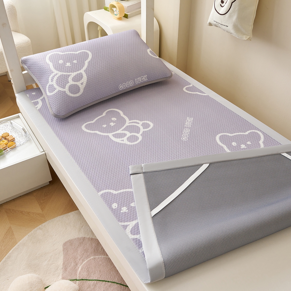 91家纺网 家纺一手货源 找家纺 奇丝雅 2026新款夏季A类印花冰豆豆凉席三明治透气网冰丝凉席可机洗学生宿舍上下铺学生床 维尼熊