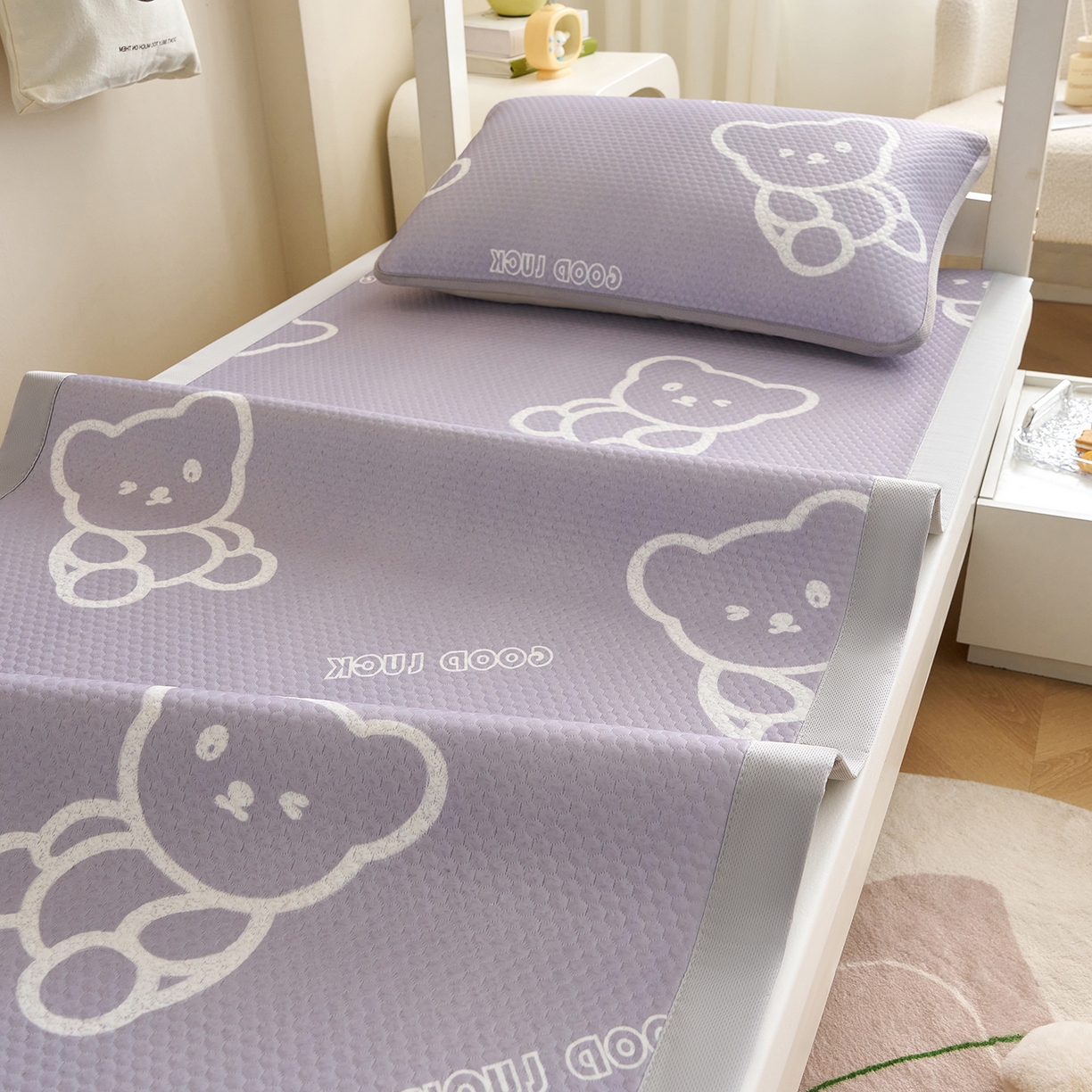 91家纺网 家纺一手货源 找家纺 奇丝雅 2026新款夏季A类印花冰豆豆凉席三明治透气网冰丝凉席可机洗学生宿舍上下铺学生床 维尼熊