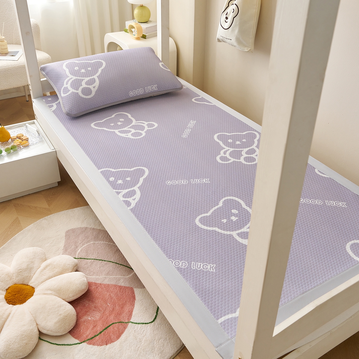 91家纺网 家纺一手货源 找家纺 奇丝雅 2026新款夏季A类印花冰豆豆凉席三明治透气网冰丝凉席可机洗学生宿舍上下铺学生床 维尼熊