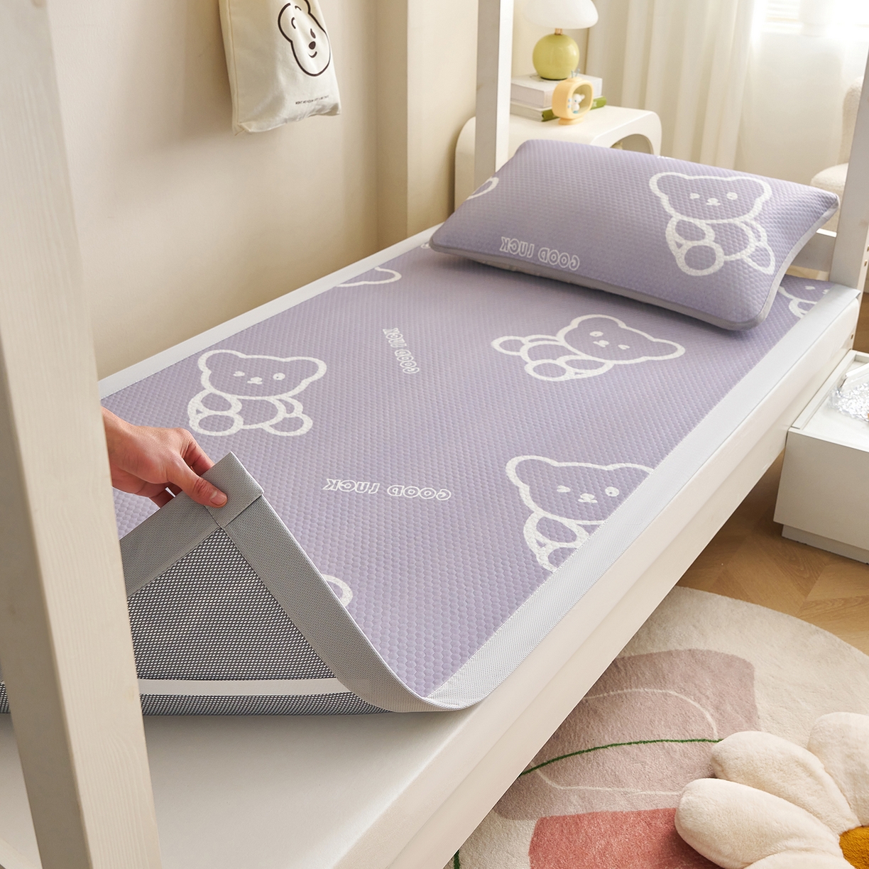 91家纺网 家纺一手货源 找家纺 奇丝雅 2026新款夏季A类印花冰豆豆凉席三明治透气网冰丝凉席可机洗学生宿舍上下铺学生床 维尼熊