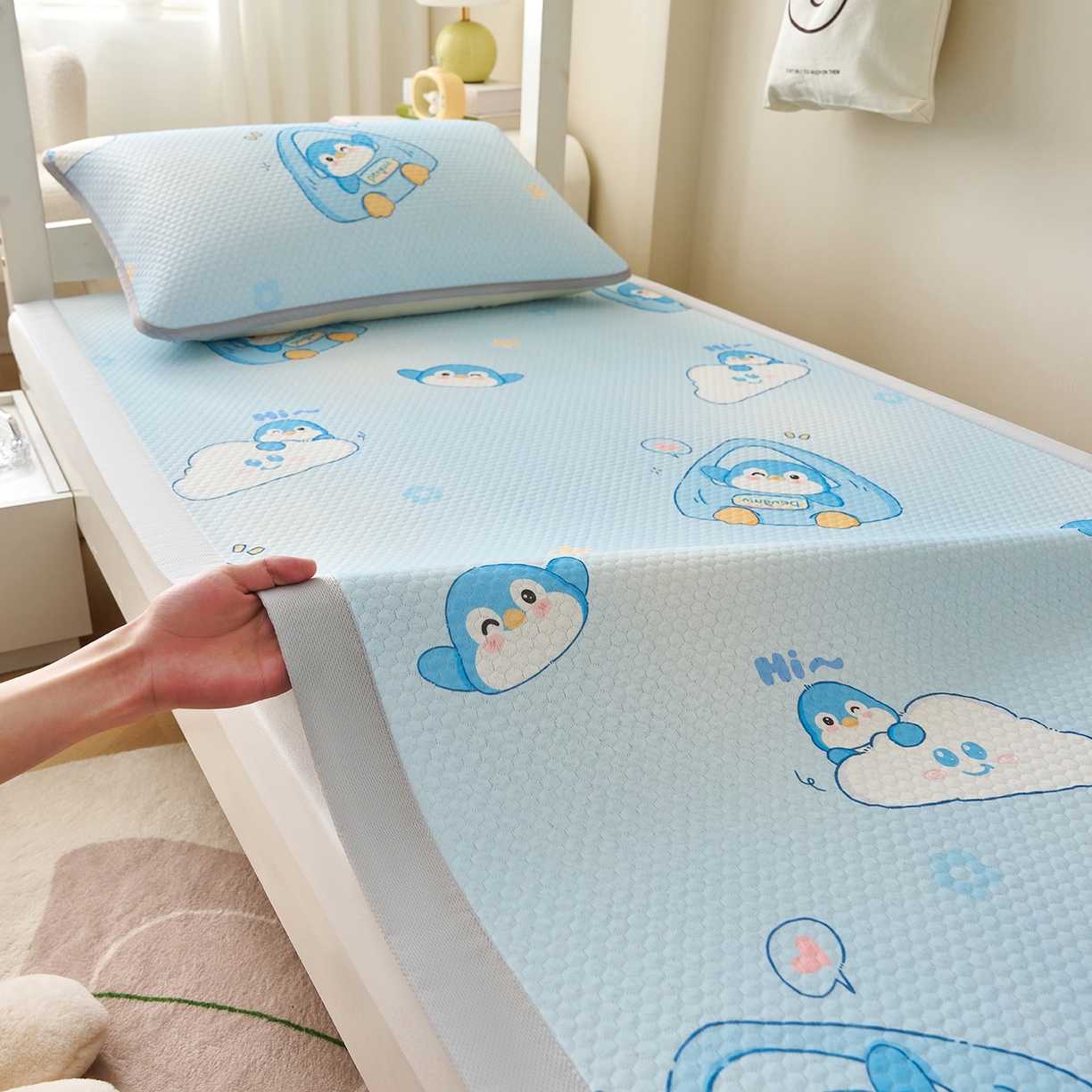 91家纺网 家纺一手货源 找家纺 奇丝雅 2026新款夏季A类印花冰豆豆凉席三明治透气网冰丝凉席可机洗学生宿舍上下铺学生床 小企鹅