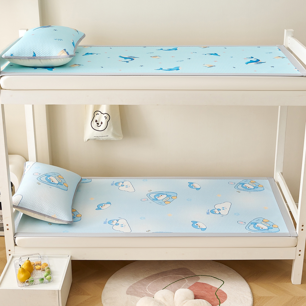 91家纺网 家纺一手货源 找家纺 奇丝雅 2026新款夏季A类印花冰豆豆凉席三明治透气网冰丝凉席可机洗学生宿舍上下铺学生床 小企鹅