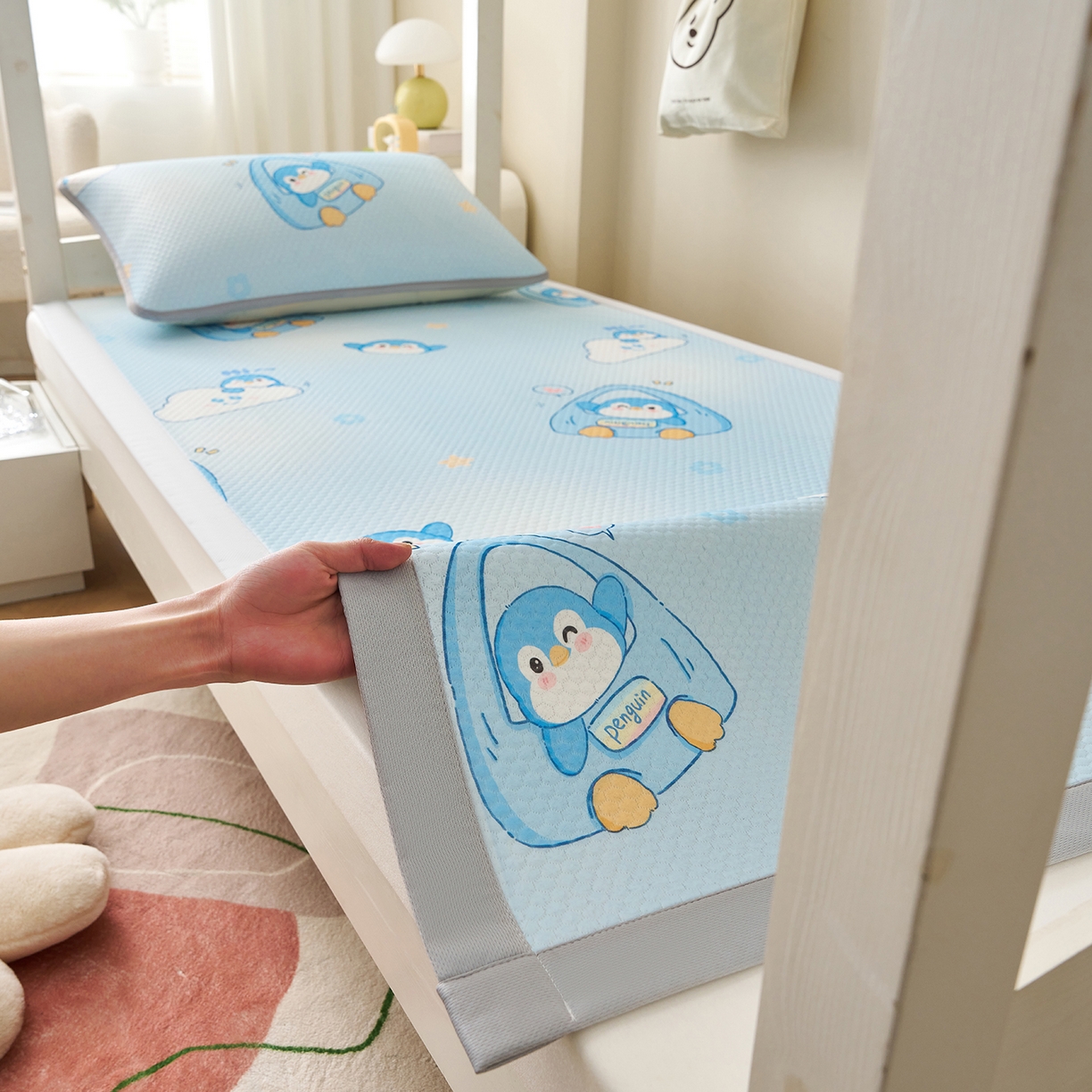 91家纺网 家纺一手货源 找家纺 奇丝雅 2026新款夏季A类印花冰豆豆凉席三明治透气网冰丝凉席可机洗学生宿舍上下铺学生床 小企鹅