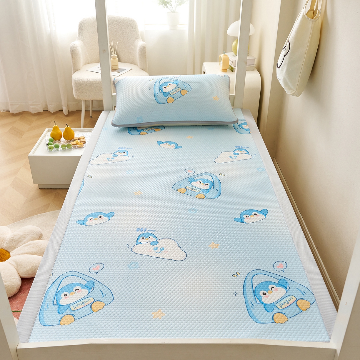 91家纺网 家纺一手货源 找家纺 奇丝雅 2026新款夏季A类印花冰豆豆凉席三明治透气网冰丝凉席可机洗学生宿舍上下铺学生床 小企鹅