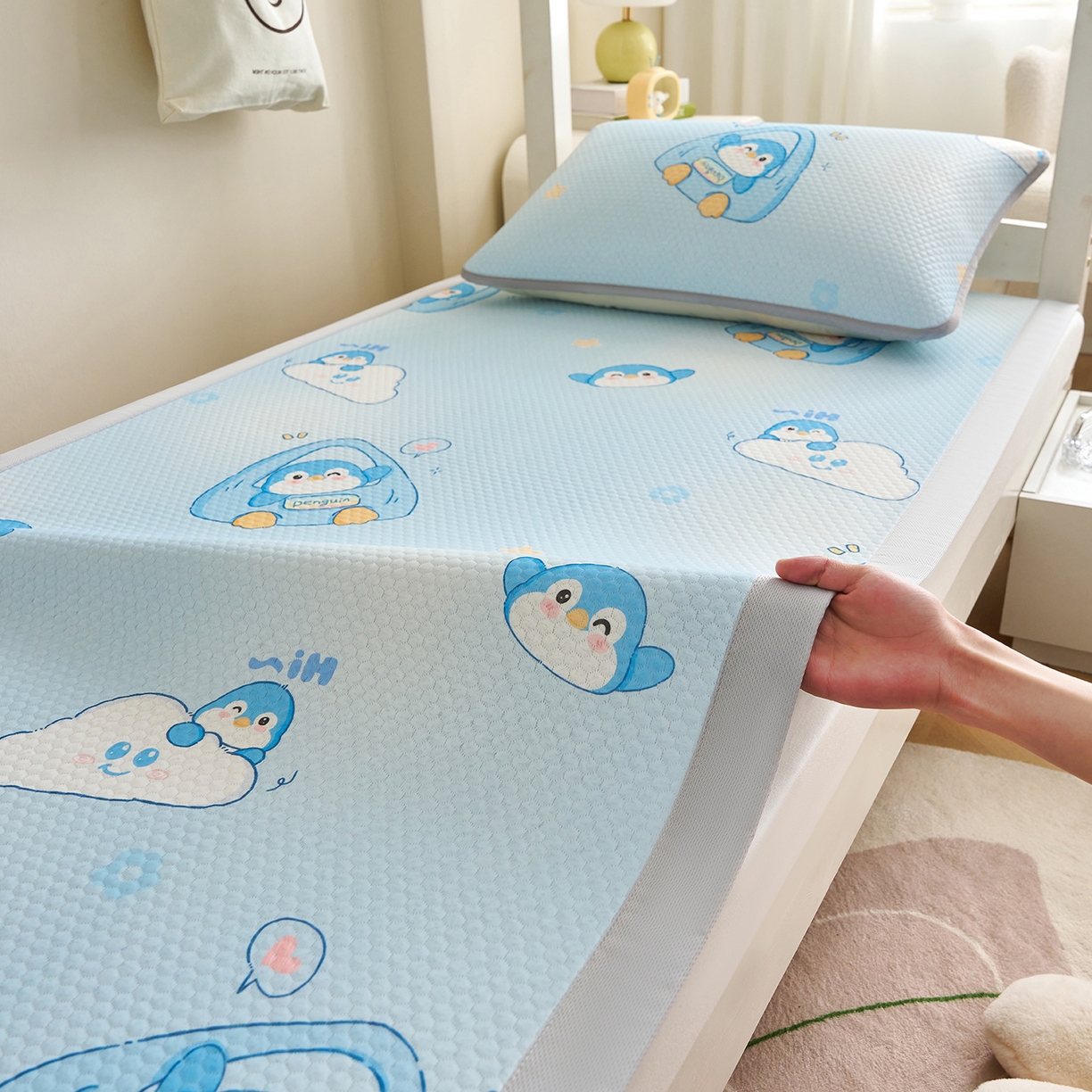 91家纺网 家纺一手货源 找家纺 奇丝雅 2026新款夏季A类印花冰豆豆凉席三明治透气网冰丝凉席可机洗学生宿舍上下铺学生床 小企鹅