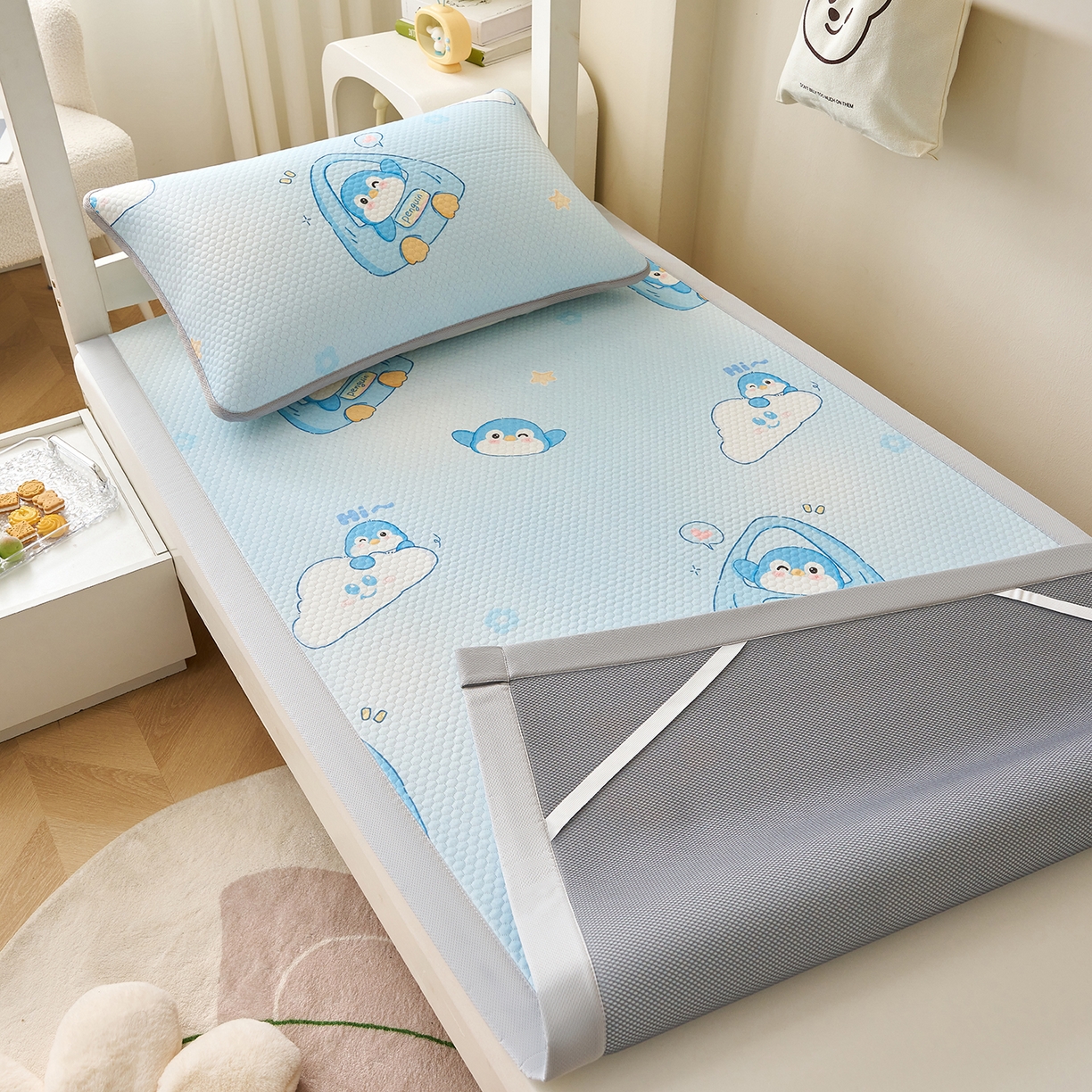 91家纺网 家纺一手货源 找家纺 奇丝雅 2026新款夏季A类印花冰豆豆凉席三明治透气网冰丝凉席可机洗学生宿舍上下铺学生床 小企鹅