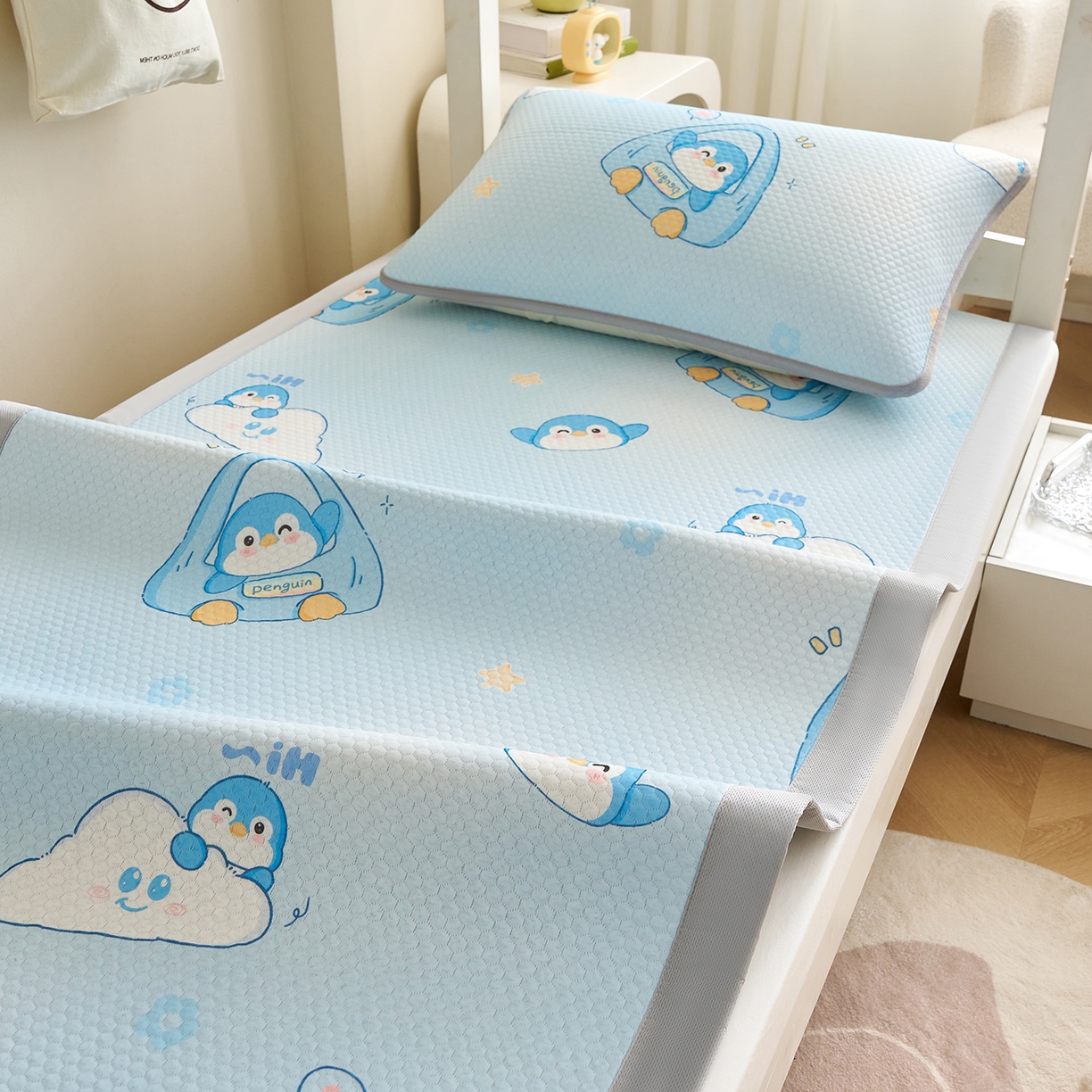 91家纺网 家纺一手货源 找家纺 奇丝雅 2026新款夏季A类印花冰豆豆凉席三明治透气网冰丝凉席可机洗学生宿舍上下铺学生床 小企鹅