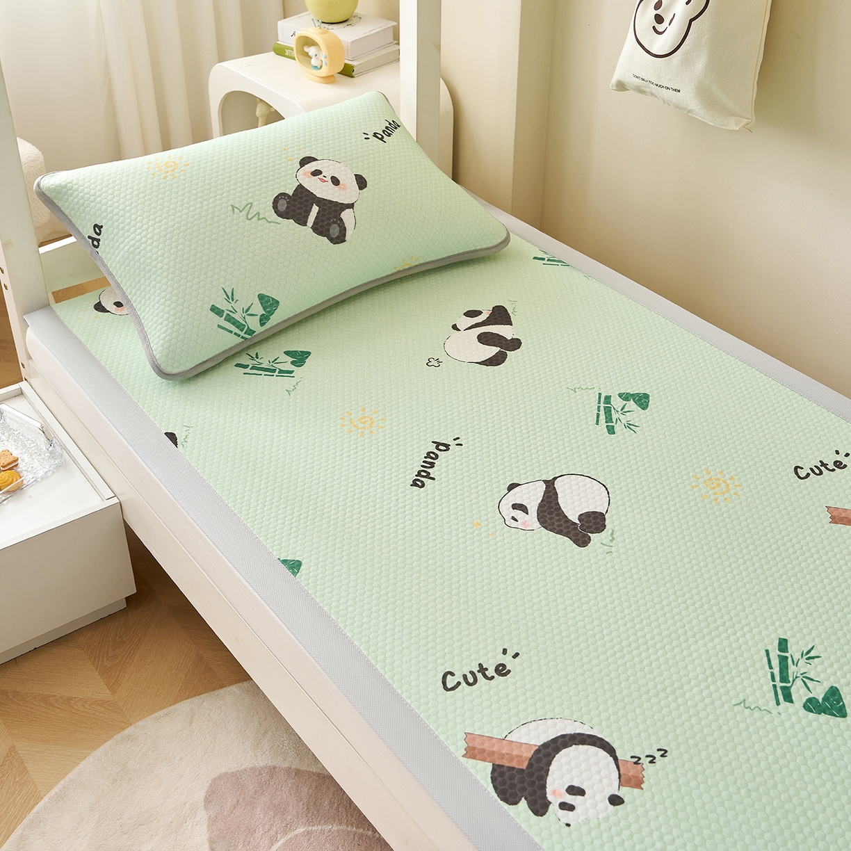 91家纺网 家纺一手货源 找家纺 奇丝雅 2026新款夏季A类印花冰豆豆凉席三明治透气网冰丝凉席可机洗学生宿舍上下铺学生床 熊猫家园