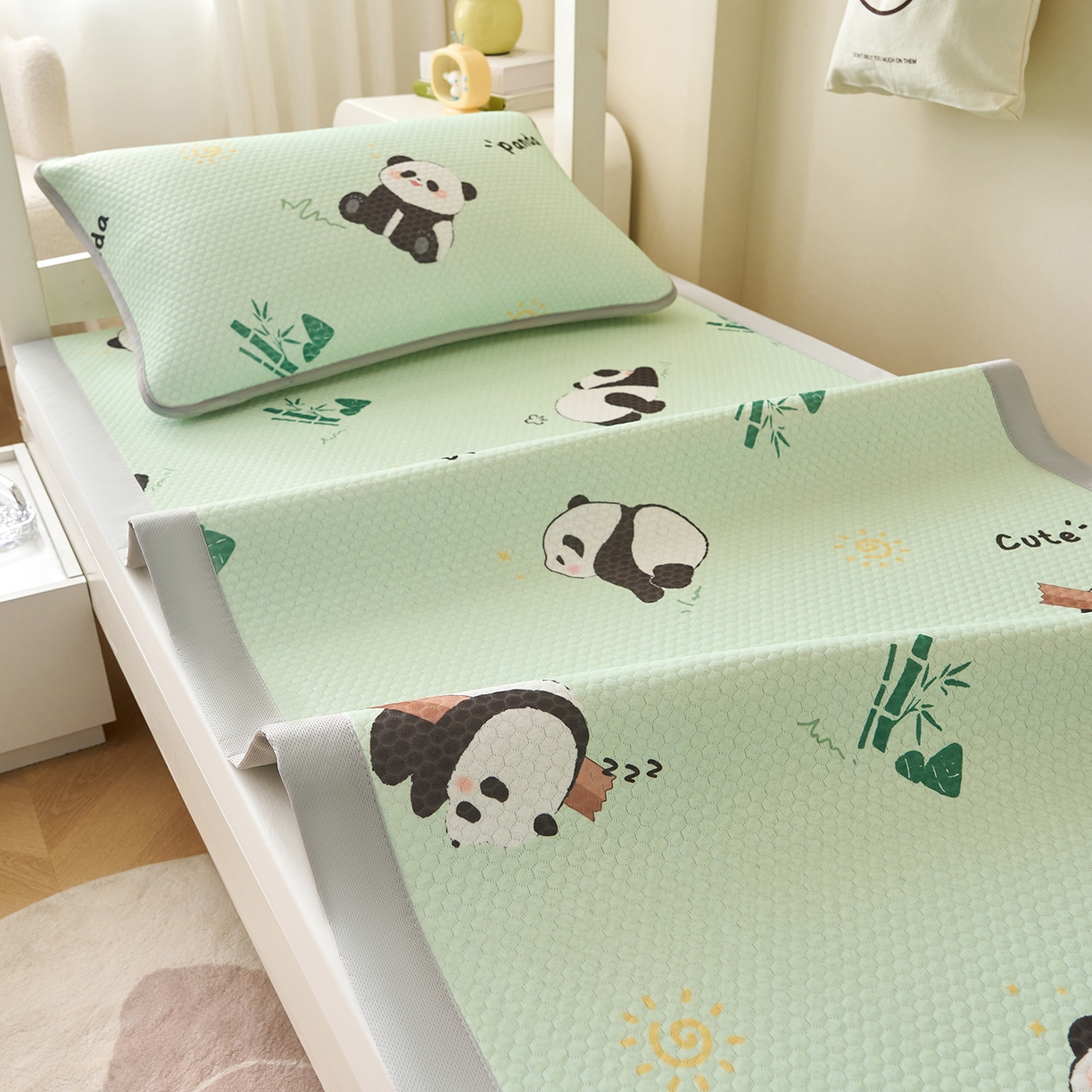 91家纺网 家纺一手货源 找家纺 奇丝雅 2026新款夏季A类印花冰豆豆凉席三明治透气网冰丝凉席可机洗学生宿舍上下铺学生床 熊猫家园