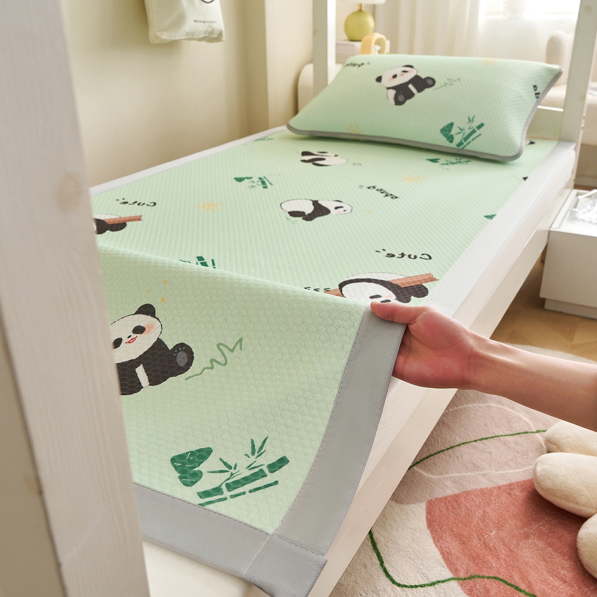 91家纺网 家纺一手货源 找家纺 奇丝雅 2026新款夏季A类印花冰豆豆凉席三明治透气网冰丝凉席可机洗学生宿舍上下铺学生床 熊猫家园