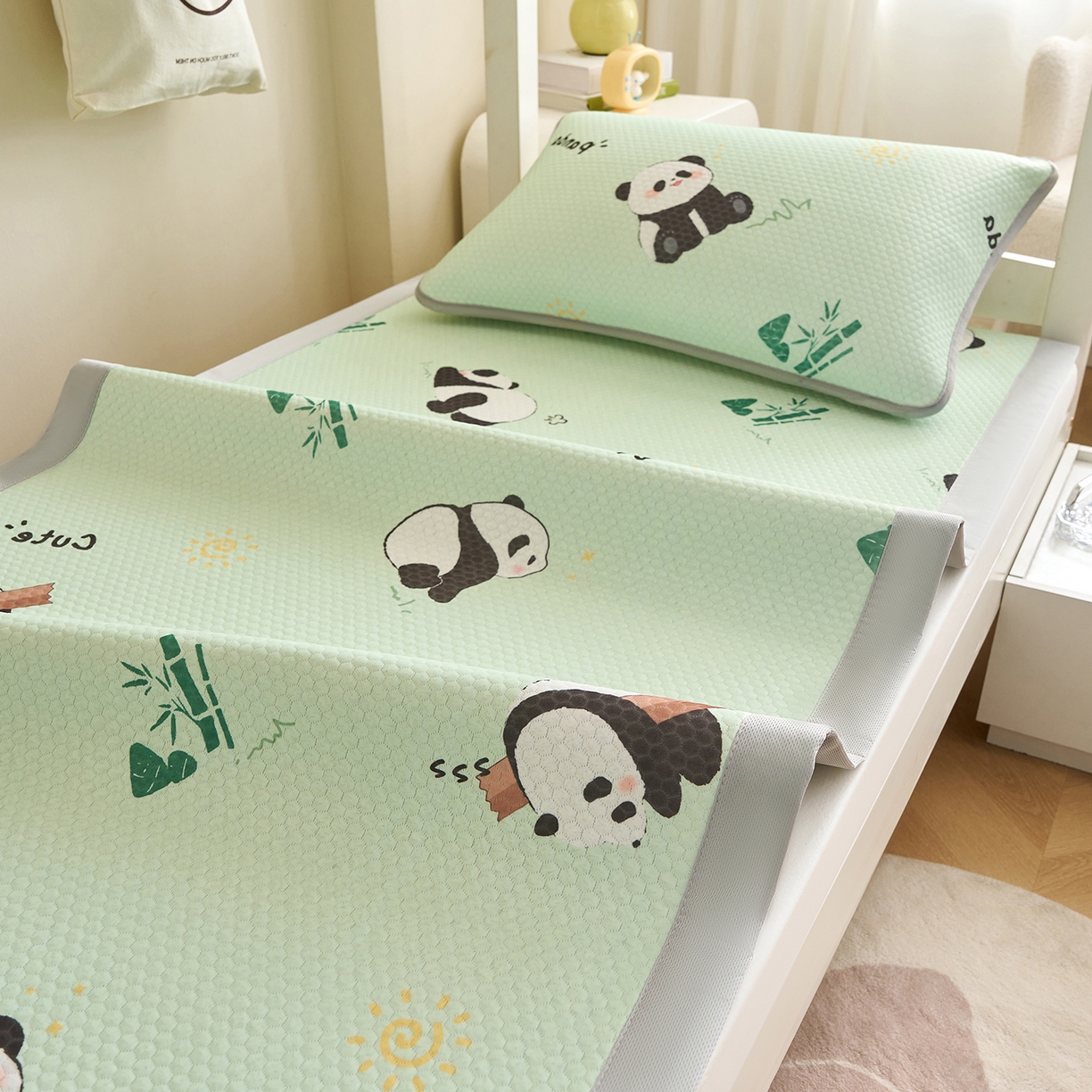 91家纺网 家纺一手货源 找家纺 奇丝雅 2026新款夏季A类印花冰豆豆凉席三明治透气网冰丝凉席可机洗学生宿舍上下铺学生床 熊猫家园