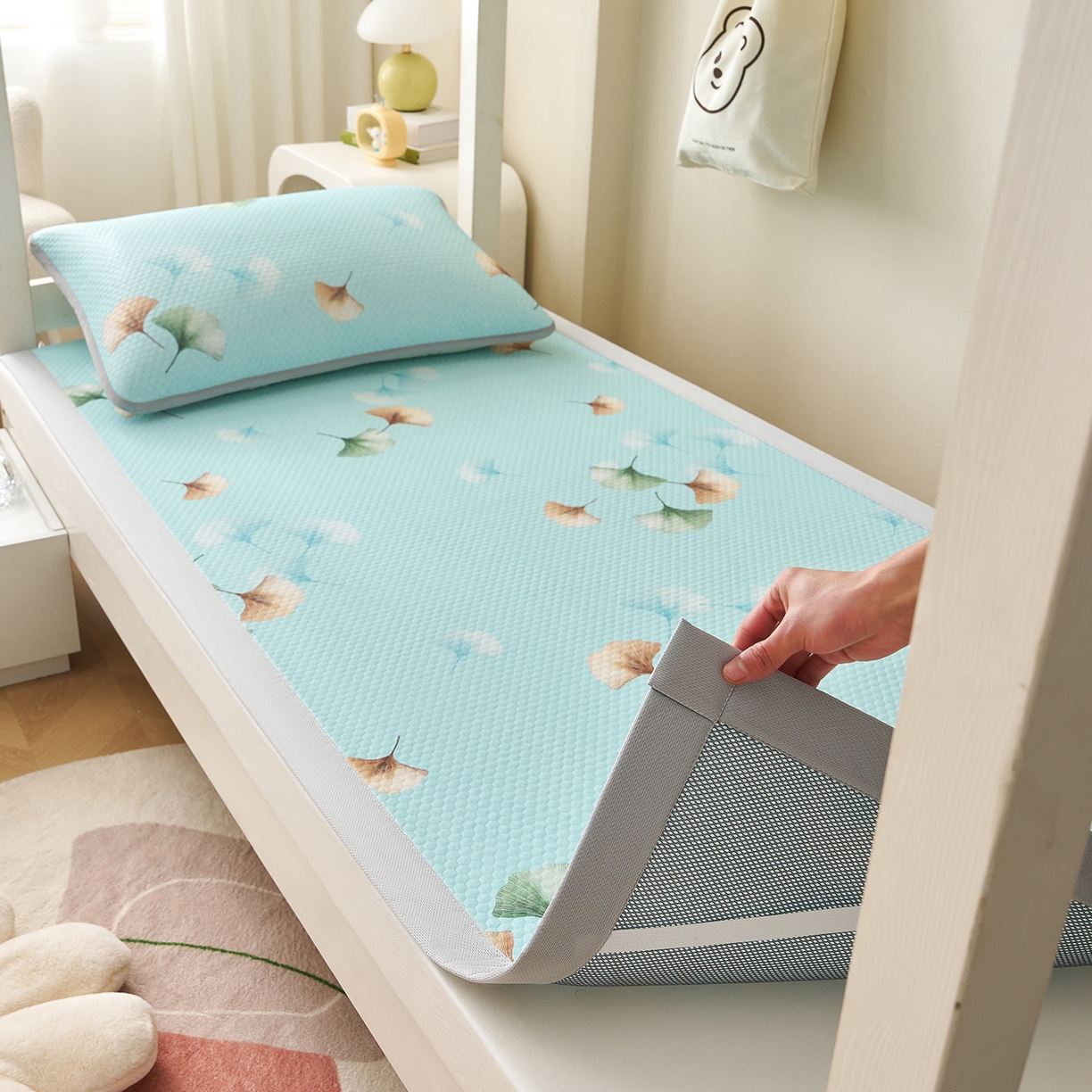 91家纺网 家纺一手货源 找家纺 奇丝雅 2026新款夏季A类印花冰豆豆凉席三明治透气网冰丝凉席可机洗学生宿舍上下铺学生床 叶语