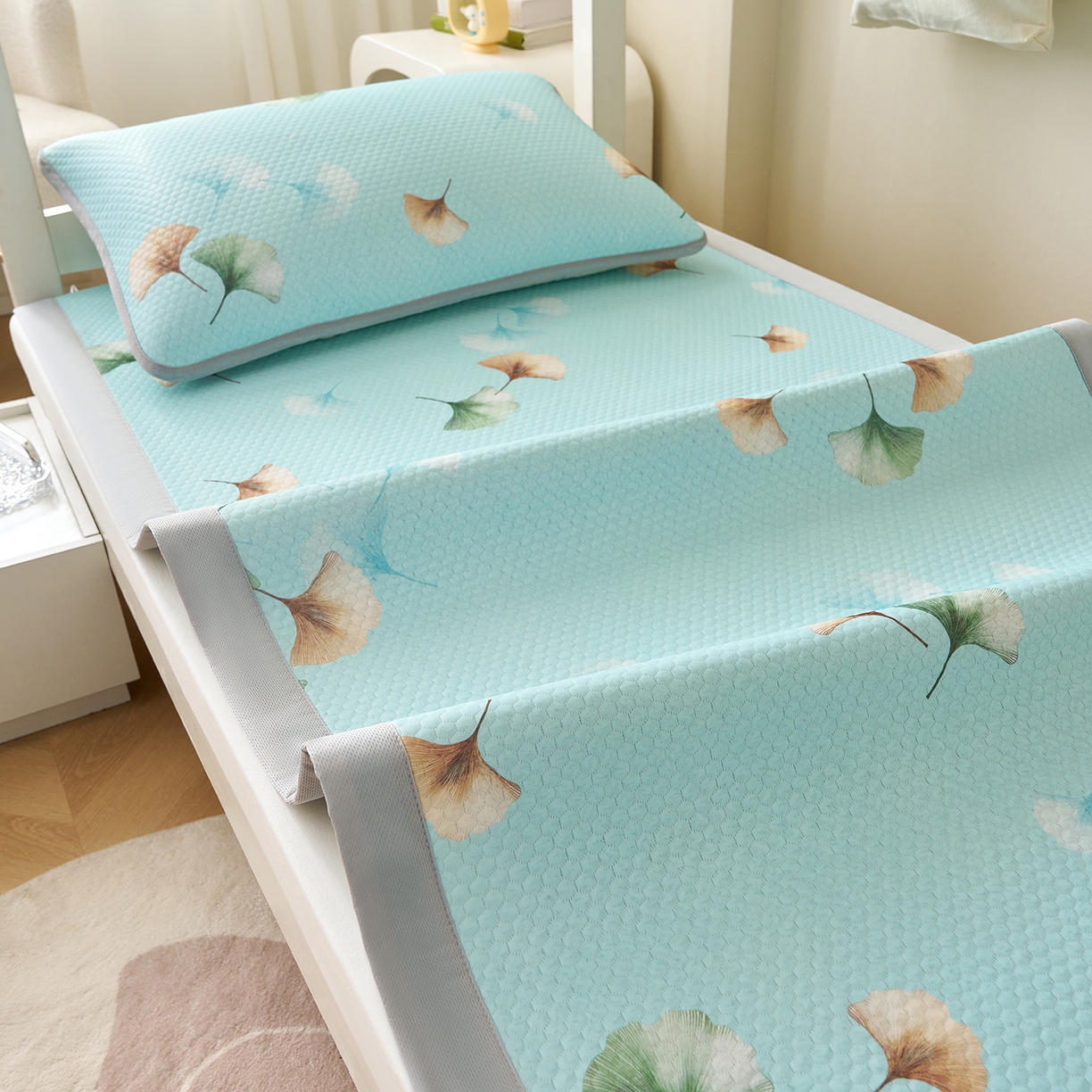 91家纺网 家纺一手货源 找家纺 奇丝雅 2026新款夏季A类印花冰豆豆凉席三明治透气网冰丝凉席可机洗学生宿舍上下铺学生床 叶语