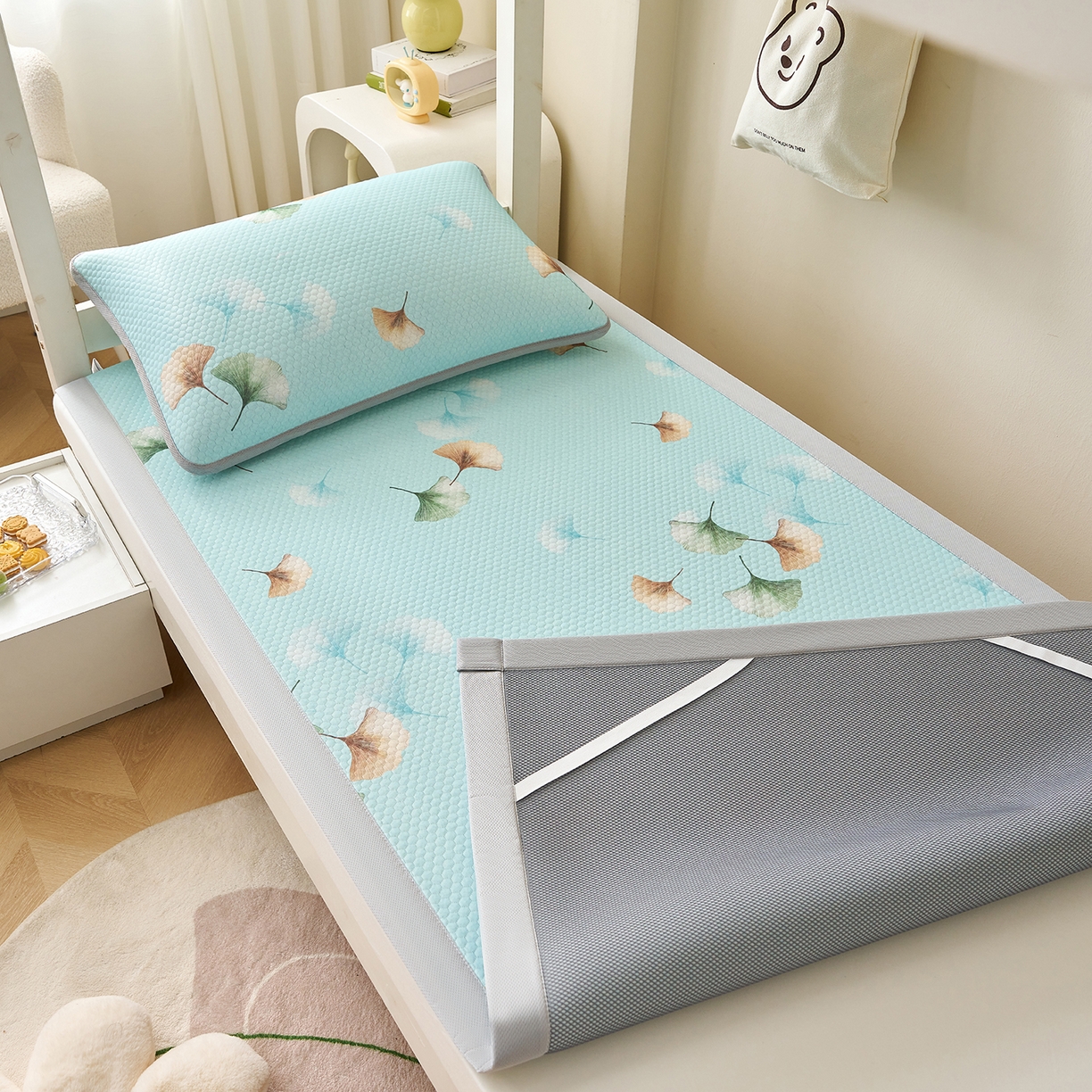 91家纺网 家纺一手货源 找家纺 奇丝雅 2026新款夏季A类印花冰豆豆凉席三明治透气网冰丝凉席可机洗学生宿舍上下铺学生床 叶语