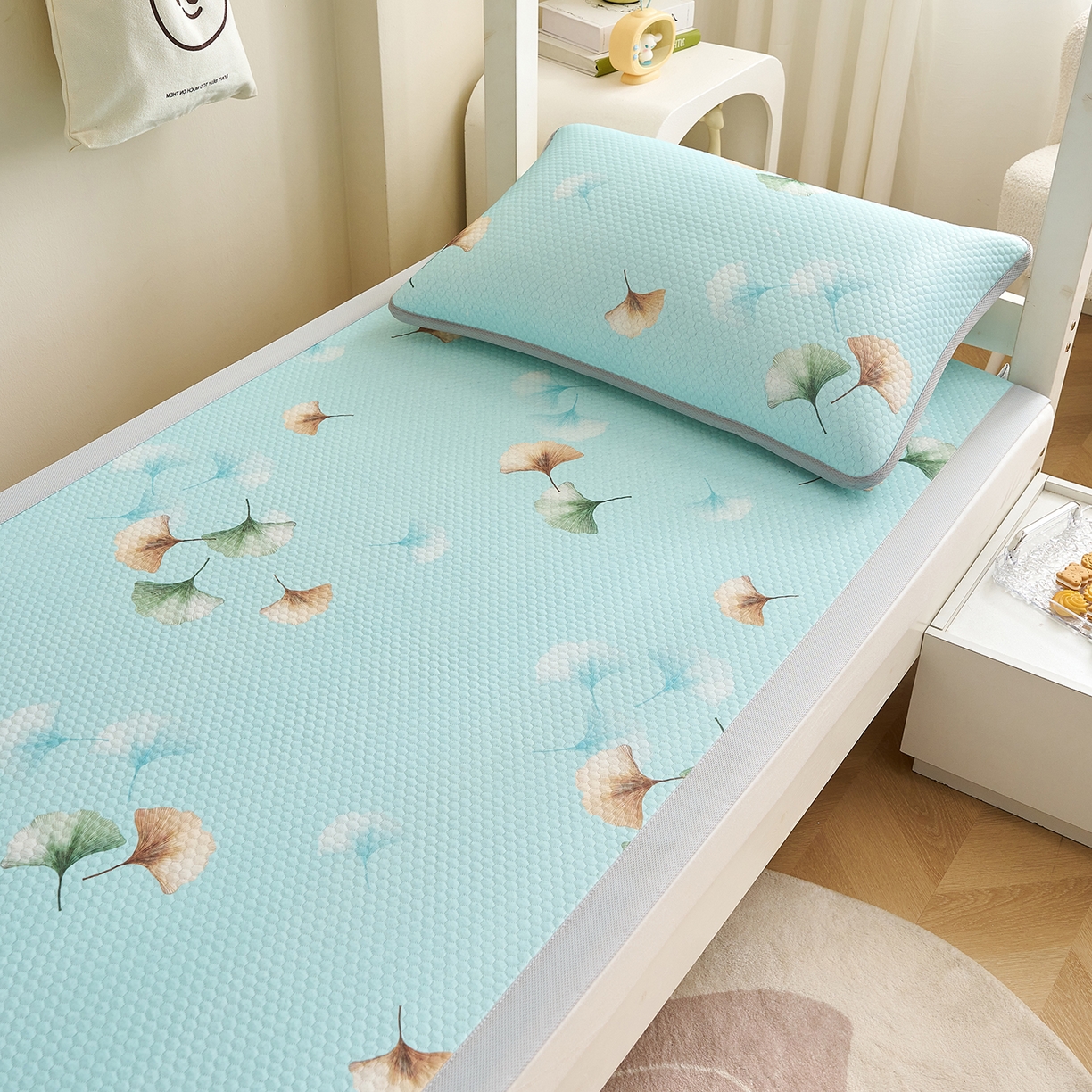 91家纺网 家纺一手货源 找家纺 奇丝雅 2026新款夏季A类印花冰豆豆凉席三明治透气网冰丝凉席可机洗学生宿舍上下铺学生床 叶语