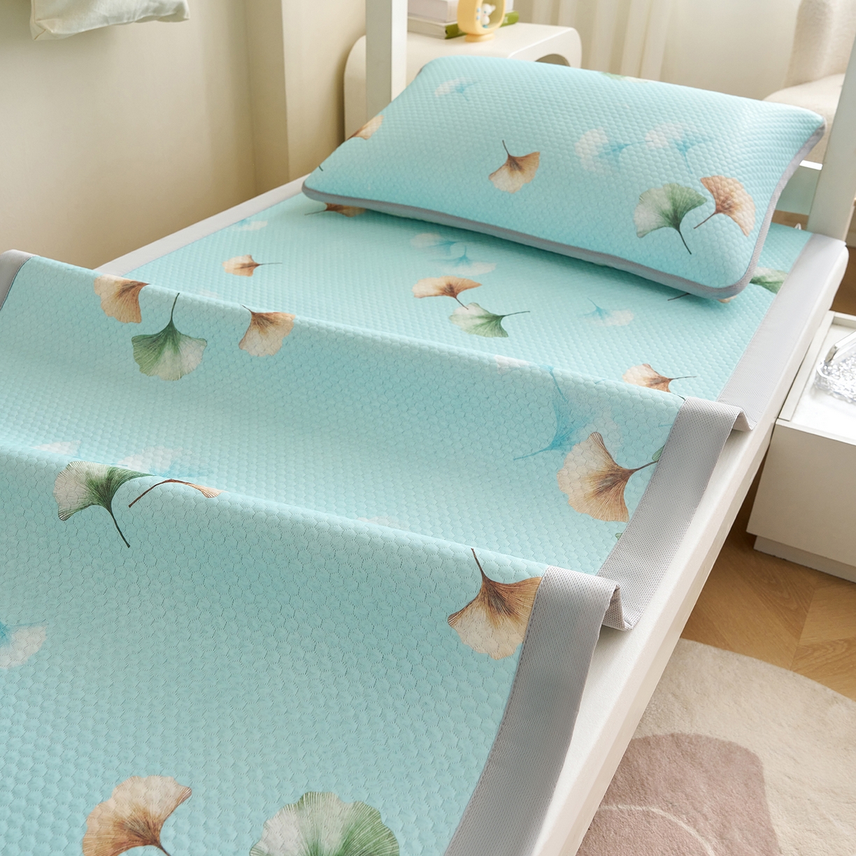 91家纺网 家纺一手货源 找家纺 奇丝雅 2026新款夏季A类印花冰豆豆凉席三明治透气网冰丝凉席可机洗学生宿舍上下铺学生床 叶语