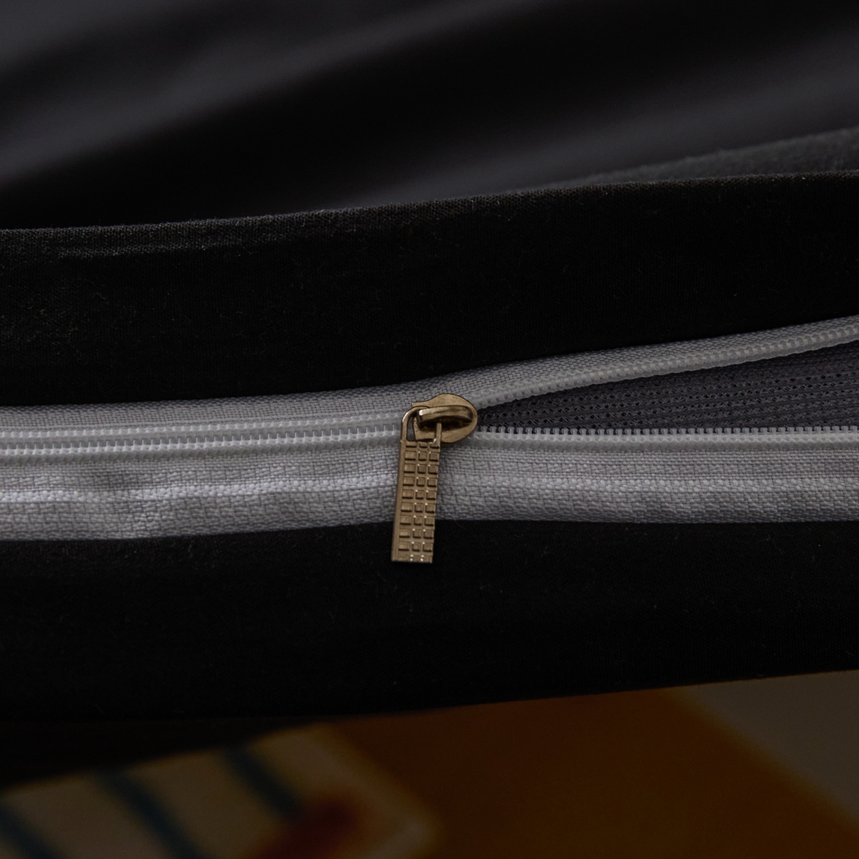 91家纺网 家纺一手货源 找家纺 衿成家纺 2026新款学生床纯色床垫保护套单床垫套床垫套单件 黑色