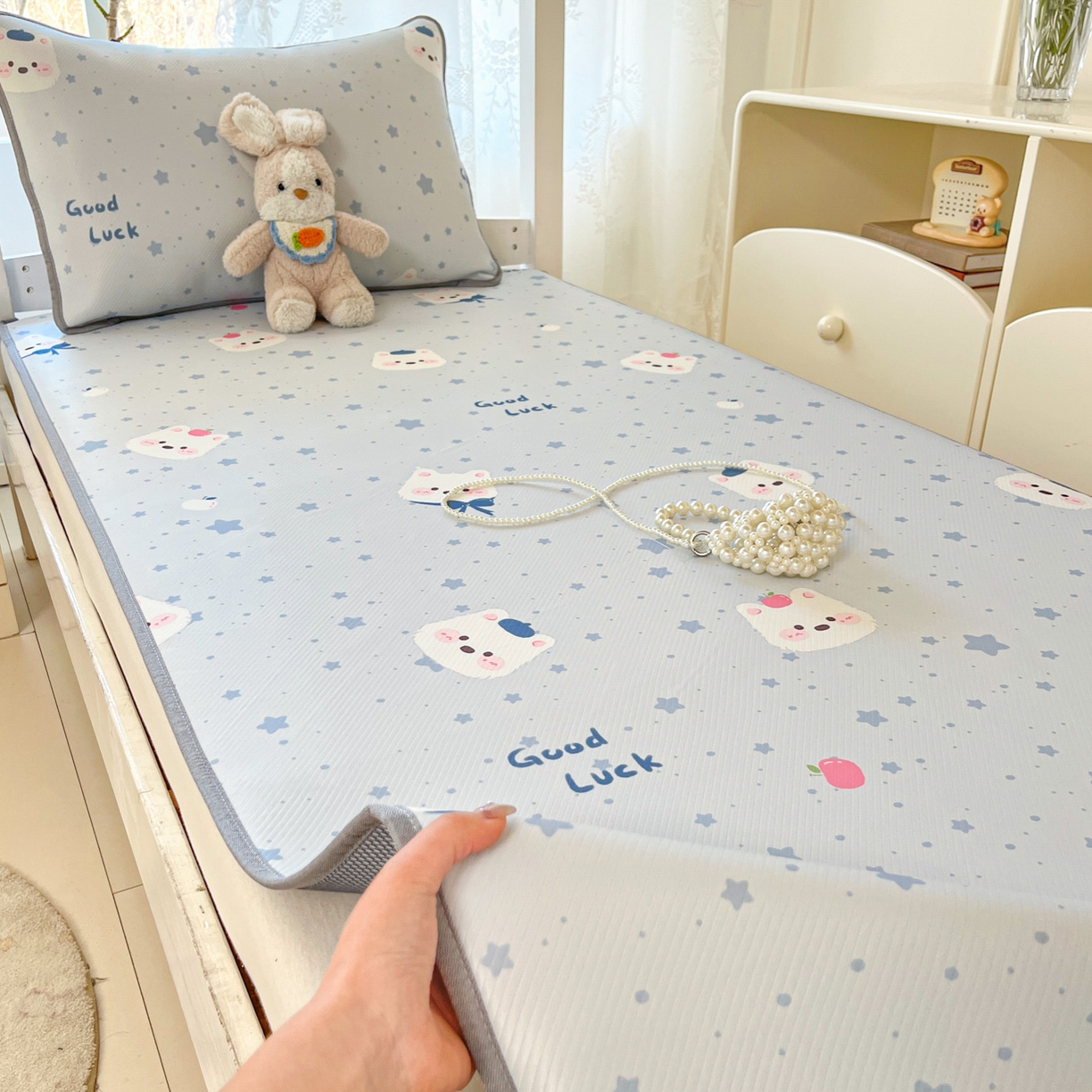 91家纺网 家纺一手货源 找家纺 川悦生活 2026新款凉感冰丝席小阪凉感冰丝数码印花席学生床 席星星西高地