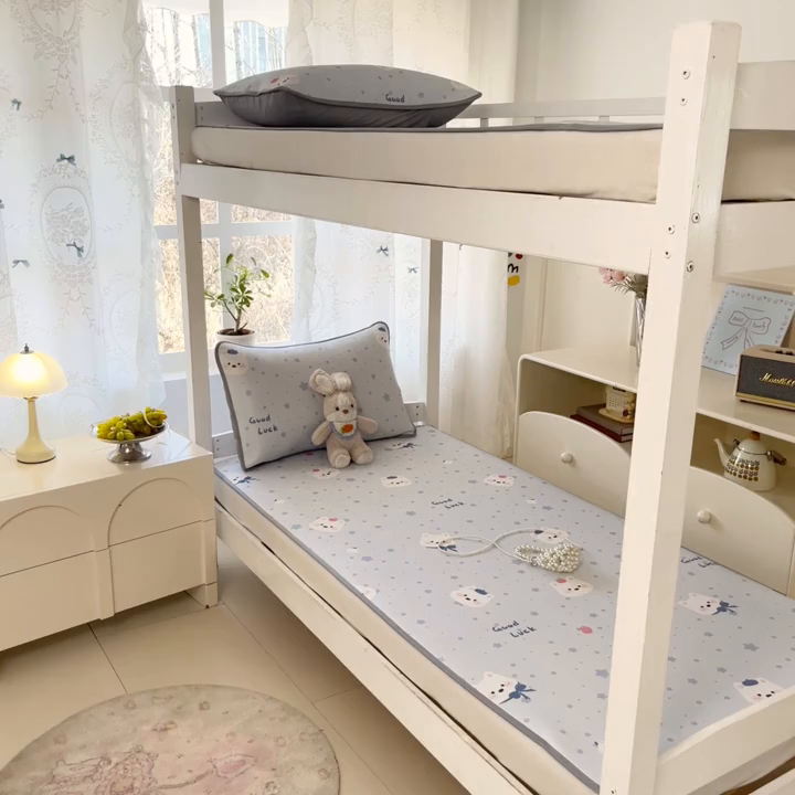 91家纺网 家纺一手货源 找家纺 川悦生活 2026新款凉感冰丝席小阪凉感冰丝数码印花席学生床 席星星西高地