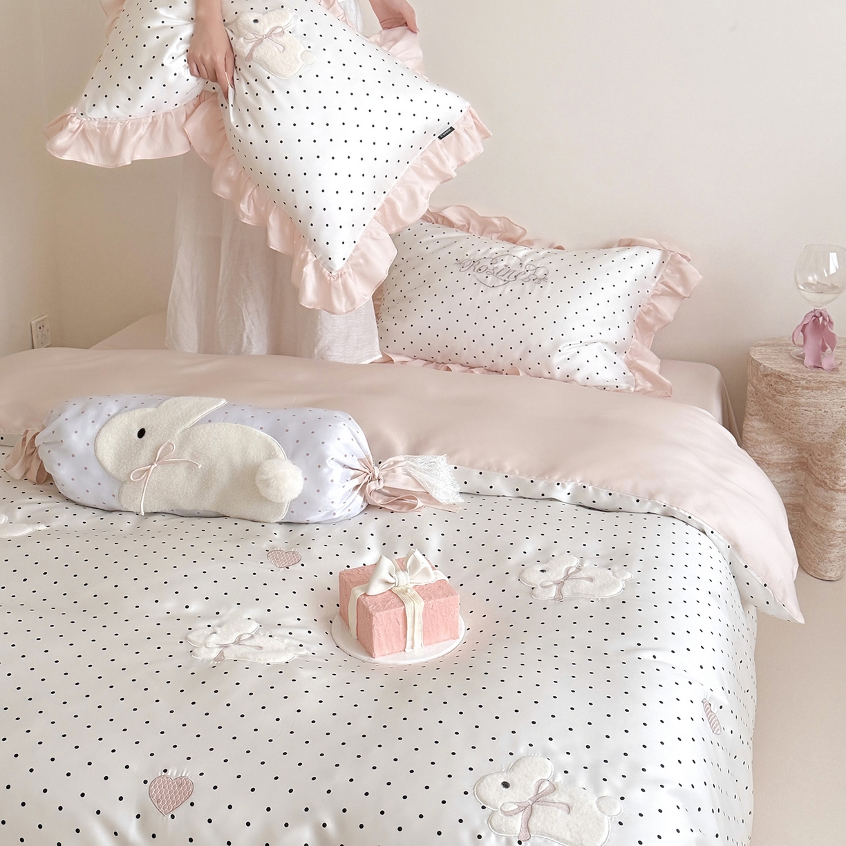 91家纺网 家纺一手货源 找家纺 （总）鹿班家居 2026新款60S兰精天丝贴布绣四件套-奶油甜兔【标准会员-20元】