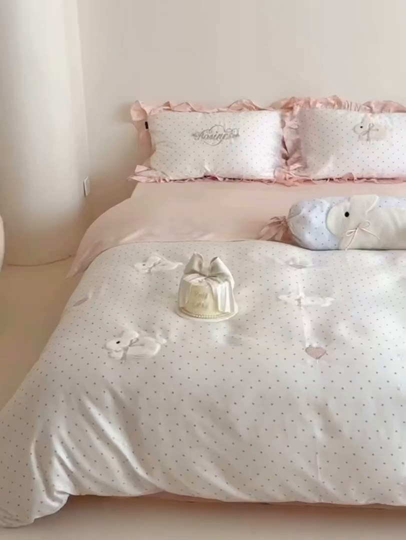 91家纺网 家纺一手货源 找家纺 （总）鹿班家居 2026新款60S兰精天丝贴布绣四件套-奶油甜兔【标准会员-20元】