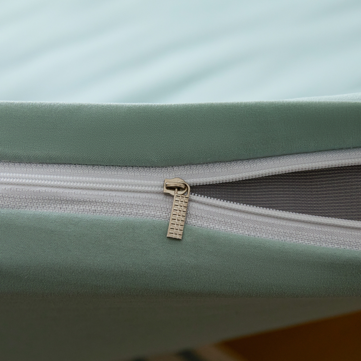 91家纺网 家纺一手货源 找家纺 衿成家纺 2026新款学生床纯色床垫保护套单床垫套床垫套单件 墨绿