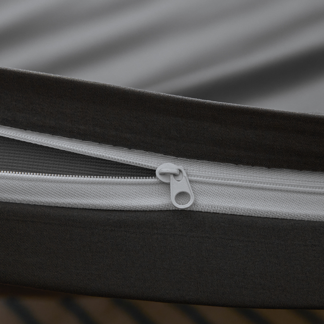 91家纺网 家纺一手货源 找家纺 衿成家纺 2026新款学生床纯色床垫保护套单床垫套床垫套单件 深灰