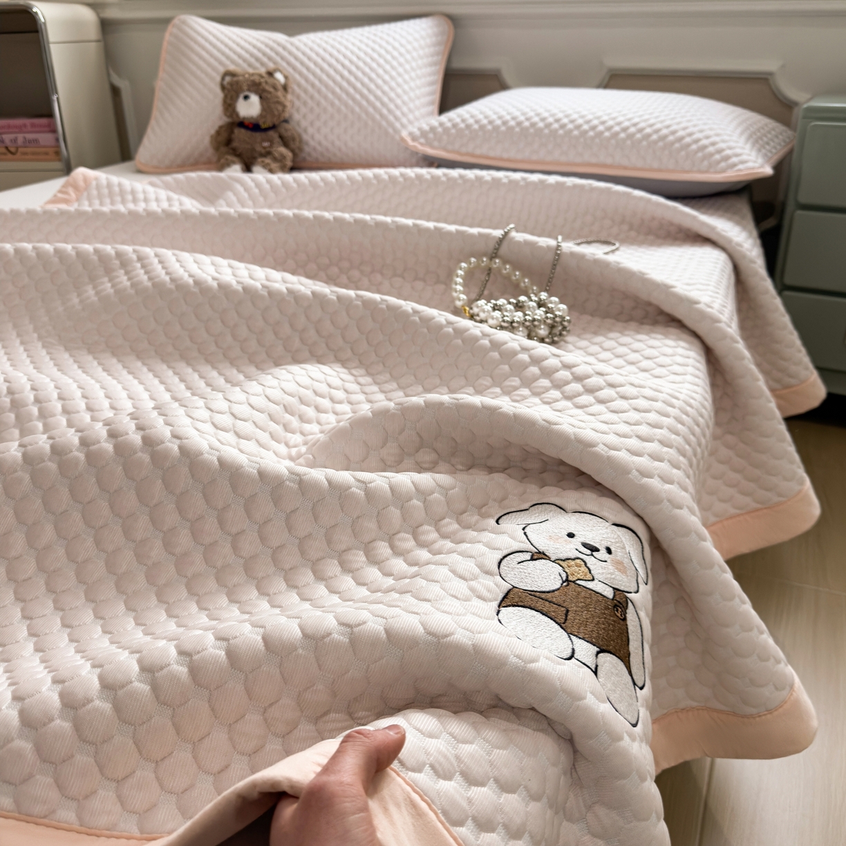 91家纺网 家纺一手货源 找家纺 （总）卡初家居（原微来） 2026新款冰豆豆凉席刺绣款凉席席子-小熊饼干