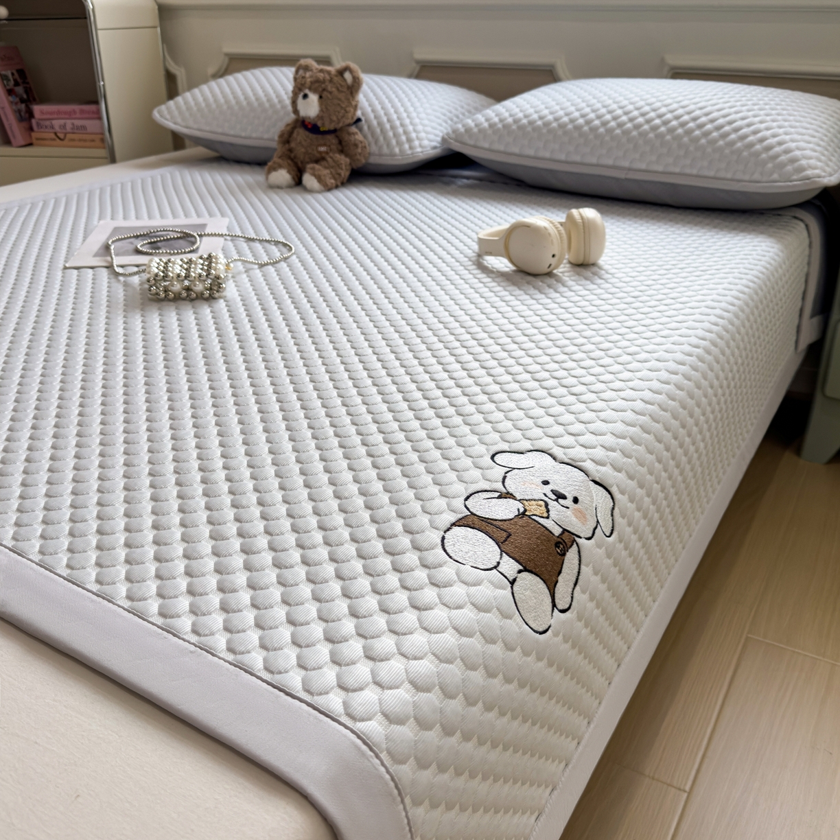 91家纺网 家纺一手货源 找家纺 卡初家居（原微来） 2026新款冰豆豆凉席刺绣款凉席席子-小熊饼干 薇薇蓝-床铺款