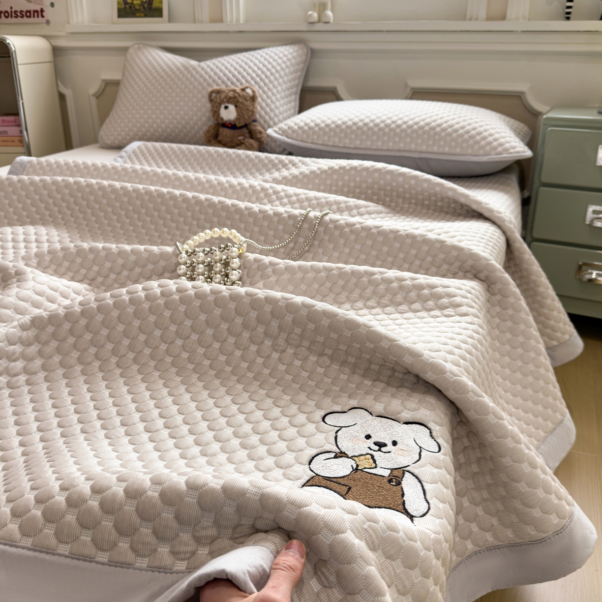 91家纺网 家纺一手货源 找家纺 卡初家居（原微来） 2026新款冰豆豆凉席刺绣款凉席席子-小熊饼干 椰子灰-床铺款