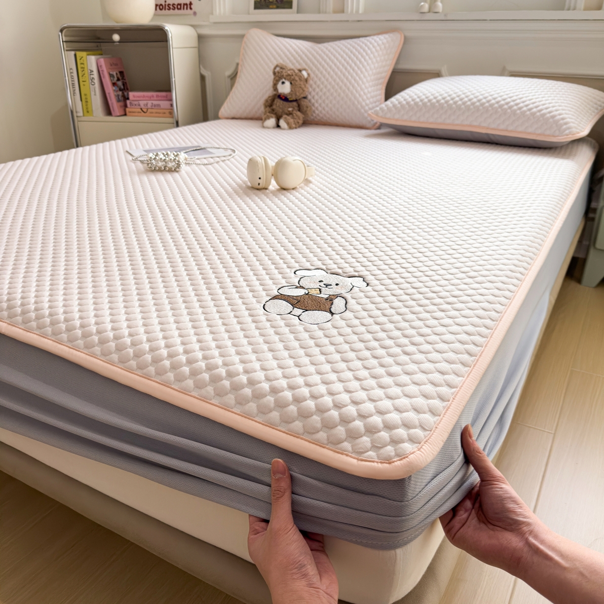 91家纺网 家纺一手货源 找家纺 卡初家居（原微来） 2026新款冰豆豆凉席刺绣款凉席席子-小熊饼干 芭蕾粉-床笠款