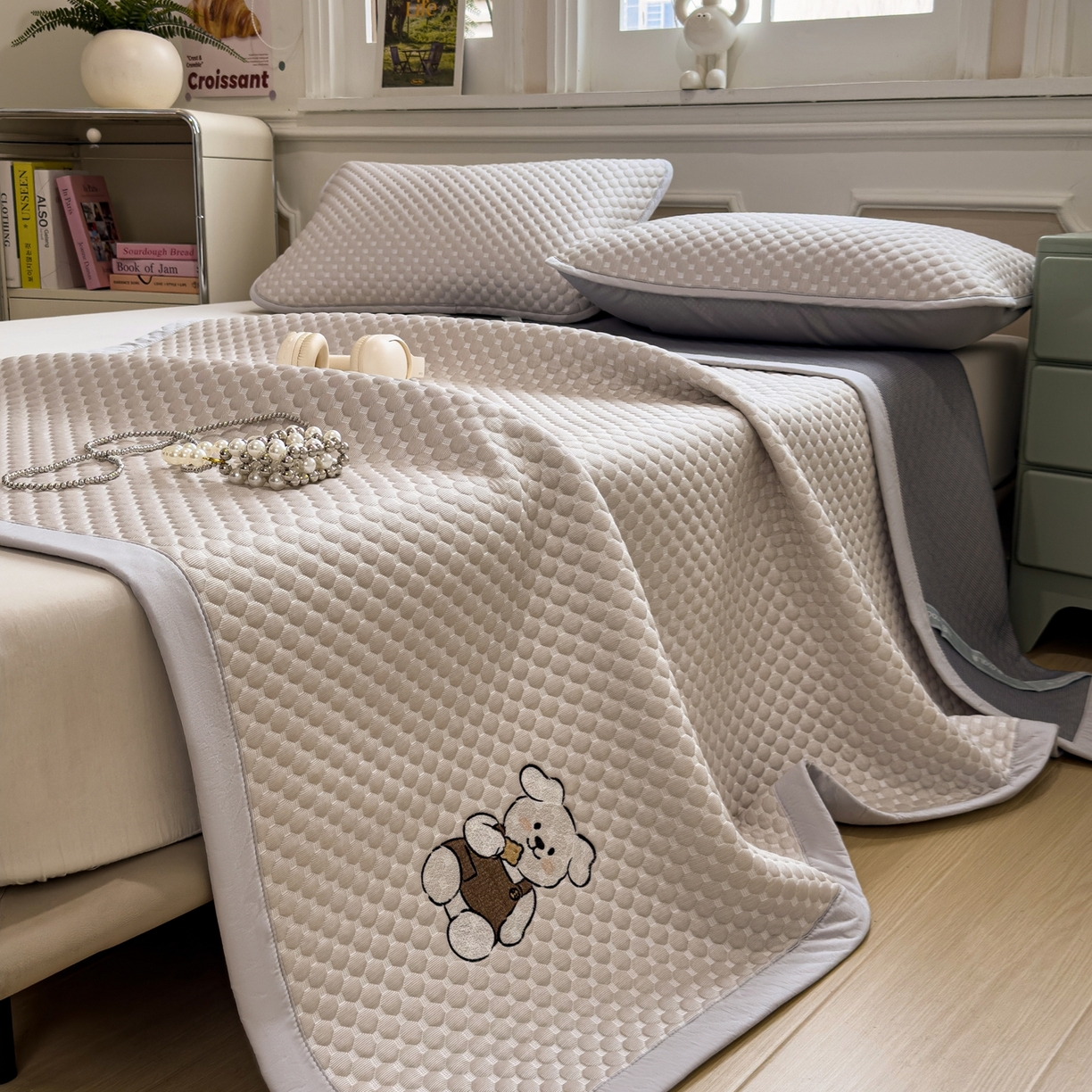 91家纺网 家纺一手货源 找家纺 卡初家居（原微来） 2026新款冰豆豆凉席刺绣款凉席席子-小熊饼干 椰子灰-床铺款