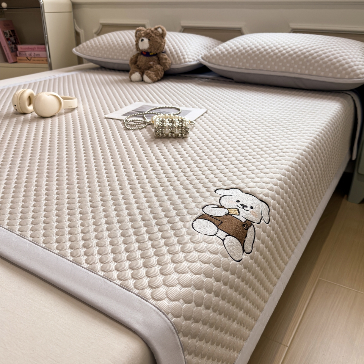 91家纺网 家纺一手货源 找家纺 卡初家居（原微来） 2026新款冰豆豆凉席刺绣款凉席席子-小熊饼干 椰子灰-床铺款