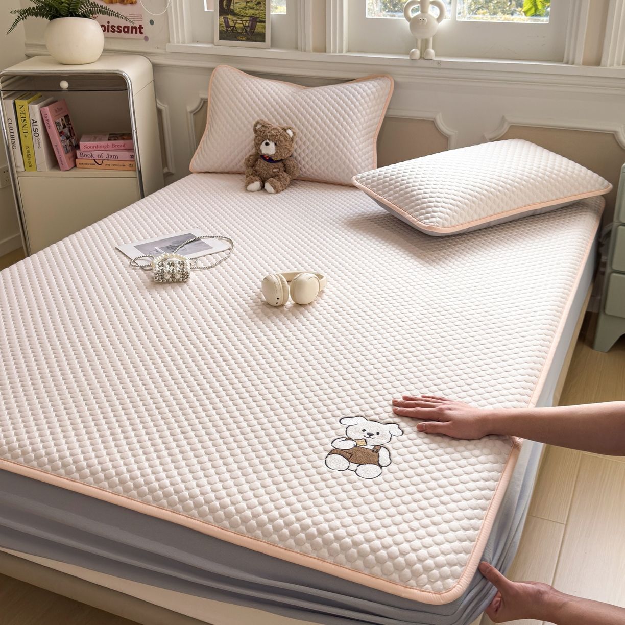 91家纺网 家纺一手货源 找家纺 卡初家居（原微来） 2026新款冰豆豆凉席刺绣款凉席席子-小熊饼干 芭蕾粉-床笠款