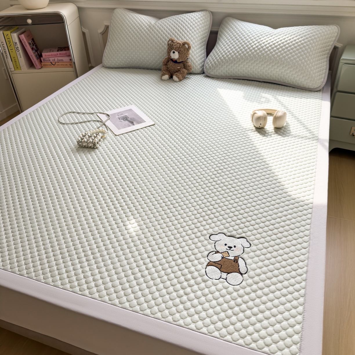 91家纺网 家纺一手货源 找家纺 卡初家居（原微来） 2026新款冰豆豆凉席刺绣款凉席席子-小熊饼干 果绿-床铺款