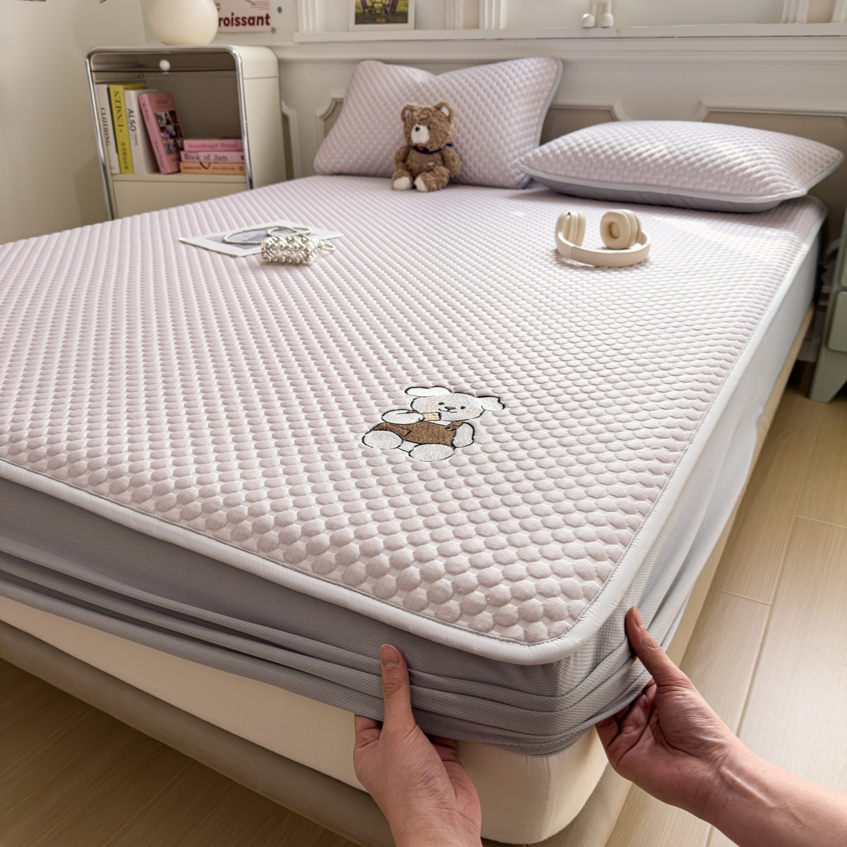 91家纺网 家纺一手货源 找家纺 卡初家居（原微来） 2026新款冰豆豆凉席刺绣款凉席席子-小熊饼干 香芋紫-床笠款