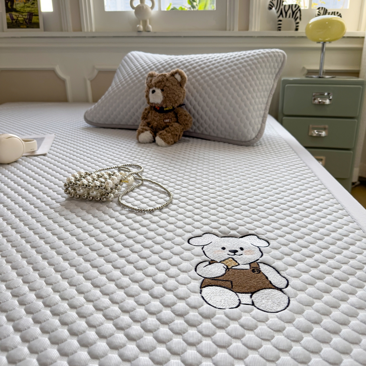 91家纺网 家纺一手货源 找家纺 卡初家居（原微来） 2026新款冰豆豆凉席刺绣款凉席席子-小熊饼干 薇薇蓝-床铺款