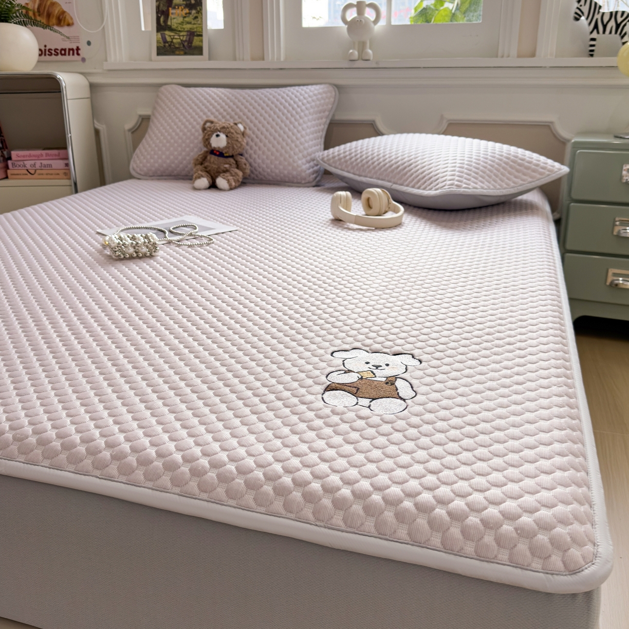 91家纺网 家纺一手货源 找家纺 卡初家居（原微来） 2026新款冰豆豆凉席刺绣款凉席席子-小熊饼干 香芋紫-床笠款