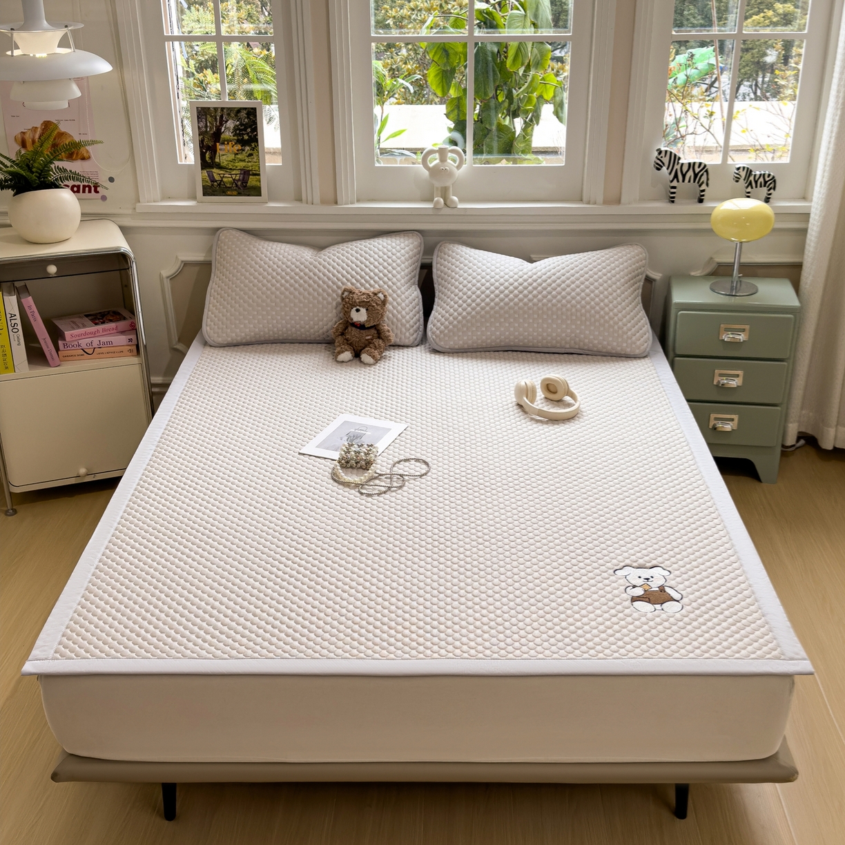 91家纺网 家纺一手货源 找家纺 卡初家居（原微来） 2026新款冰豆豆凉席刺绣款凉席席子-小熊饼干 椰子灰-床铺款