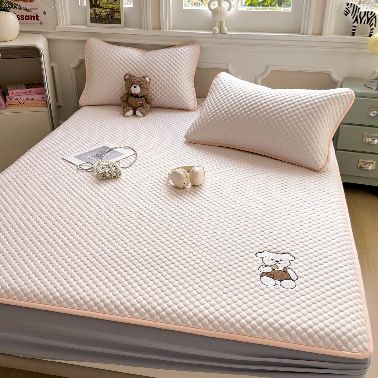 91家纺网 家纺一手货源 找家纺 卡初家居（原微来） 2026新款冰豆豆凉席刺绣款凉席席子-小熊饼干 芭蕾粉-床笠款